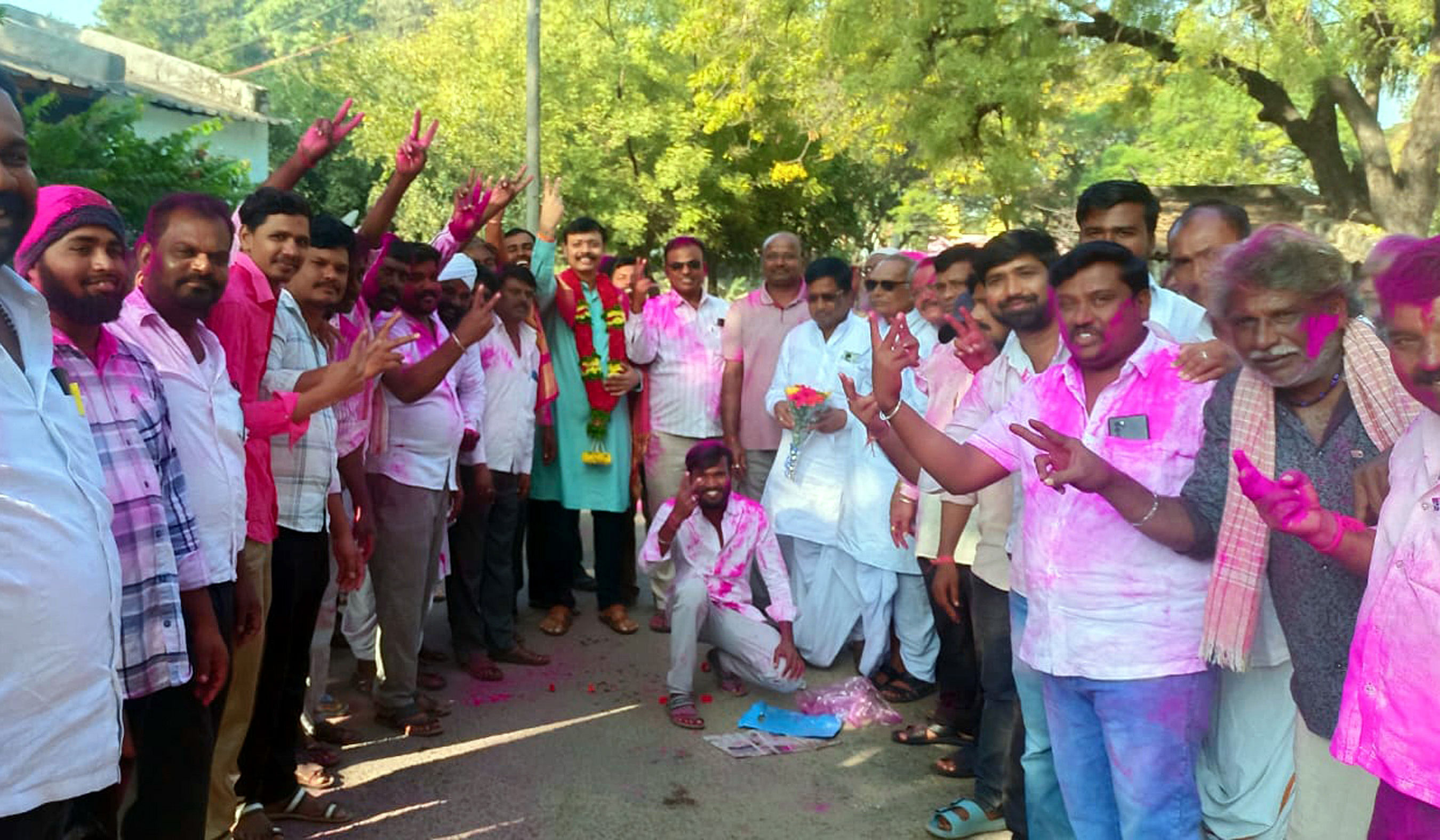 ಹುಣಸಗಿ ಪಟ್ಟಣ ಪಂಚಾಯಿತಿ ಚುನಾವಣಾ ಫಲಿತಾಂಶ ಪ್ರಕಟವಾಗುತ್ತಿದ್ದಂತೆ ಕಾಂಗ್ರೆಸ್ ಮುಖಂಡರು ಹಾಗೂ ಕಾರ್ಯಕರ್ತರು ಗುಲಾಲು ಎರಚಿ ಸಂಭ್ರಮಿಸಿದರು