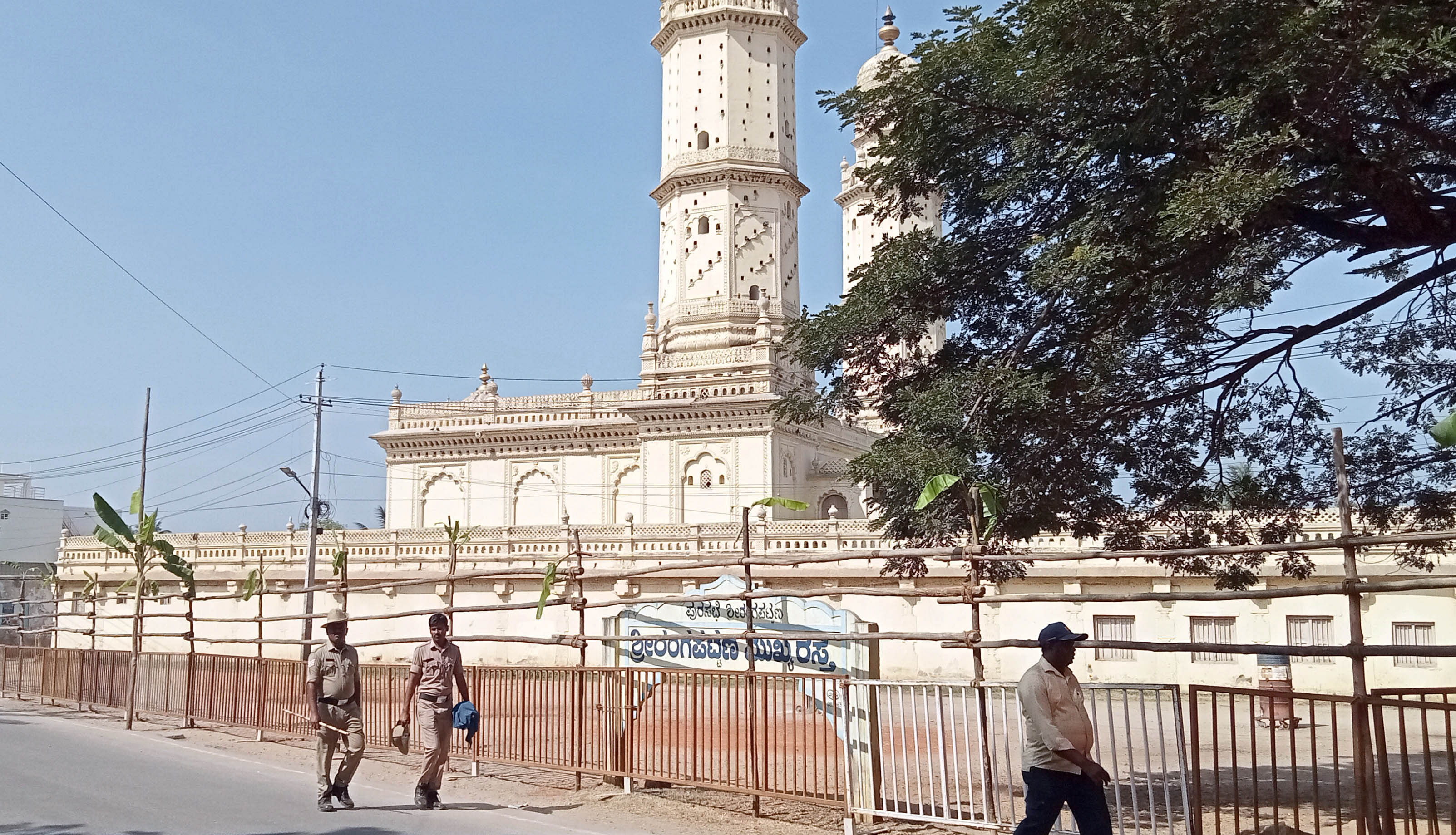 ಶ್ರೀರಂಗಪಟ್ಟಣದಲ್ಲಿ ಭಾನುವಾರ ಹಿಂದೂ ಜಾಗರಣಾ ವೇದಿಕೆ ಆಯೋಜಿಸಿರುವ ಮೂಡಲ ಬಾಗಿಲು ಹನುಮಾನ್‌ ಮಾಲಾಧಾರಿಗಳ ಸಂಕೀರ್ತನಾ ಯಾತ್ರೆಯ ಅಂಗವಾಗಿ ಟಿಪ್ಪು ಮಸೀದಿಯ ಸುತ್ತಲೂ ತಾತ್ಕಾಲಿಕವಾಗಿ ಕಬ್ಬಿಣದ ತಡೆಗೋಡೆಯನ್ನು ನಿರ್ಮಿಸಲಾಗಿದೆ