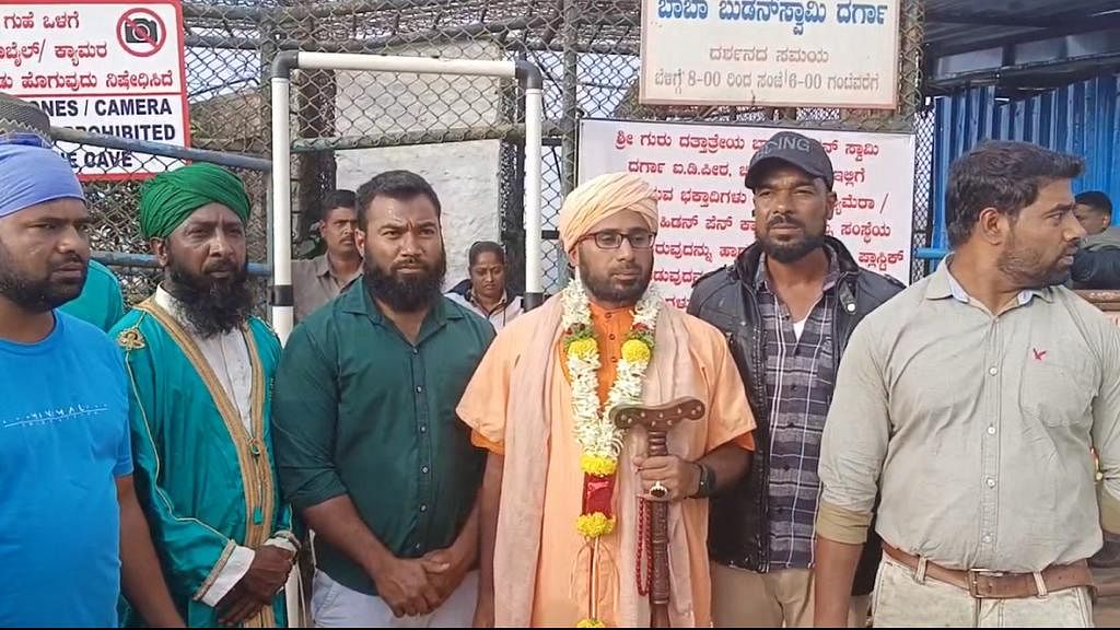 ಚಿಕ್ಕಮಗಳೂರಿನ ಗುರು ದತ್ತಾತ್ರೇಯ ಬಾಬಾ ಬುಡನ್ ಸ್ವಾಮಿ ದರ್ಗಾಕ್ಕೆ ಬಾಬಾ ಬುಡನ್ ವಂಶಸ್ಥ ಸಯ್ಯದ್ ಫಕ್ರುದ್ದೀನ್ ಷಾ ಖಾದ್ರಿ ಭೇಟಿ ನೀಡಿದರು