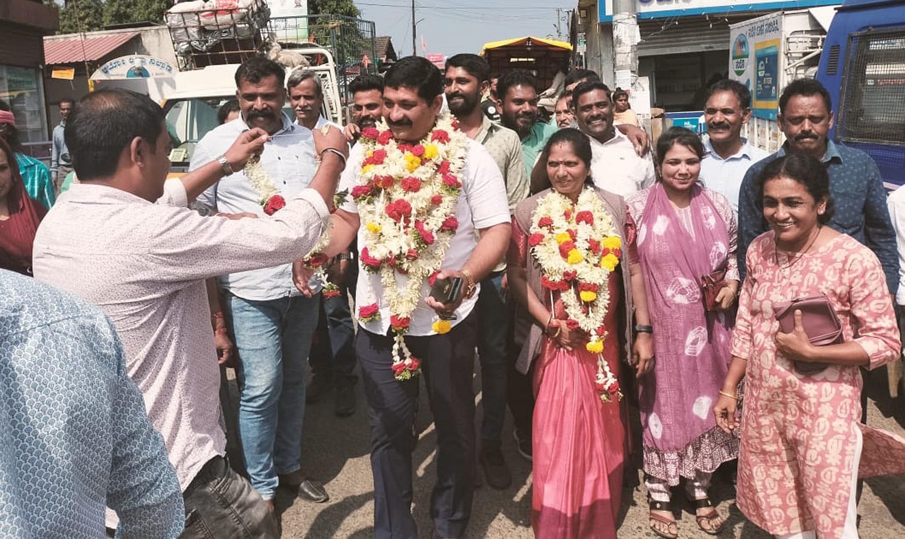 ಗೋಣಿಕೊಪ್ಪಲು ಗ್ರಾಮ ಪಂಚಾಯಿತಿ ಅಧ್ಯಕ್ಷರಾಗಿ ಆಯ್ಕೆಯಾದ ಕುಲ್ಲಚಂಡ ಪ್ರಮೋದ್ ಗಣಪತಿ, ಉಪಾಧ್ಯಕ್ಷೆ ಮಂಜುಳಾ ಅವರಿಗೆ ಕಾಂಗ್ರೆಸ್ ಬೆಂಬಲಿತ ಸದಸ್ಯರು ಹಾಗೂ ಕಾರ್ಯಕರ್ತರು ಪುಷ್ಪಮಾಲೆ ಹಾಕಿ ಸಂಭ್ರಮಿಸಿದರು