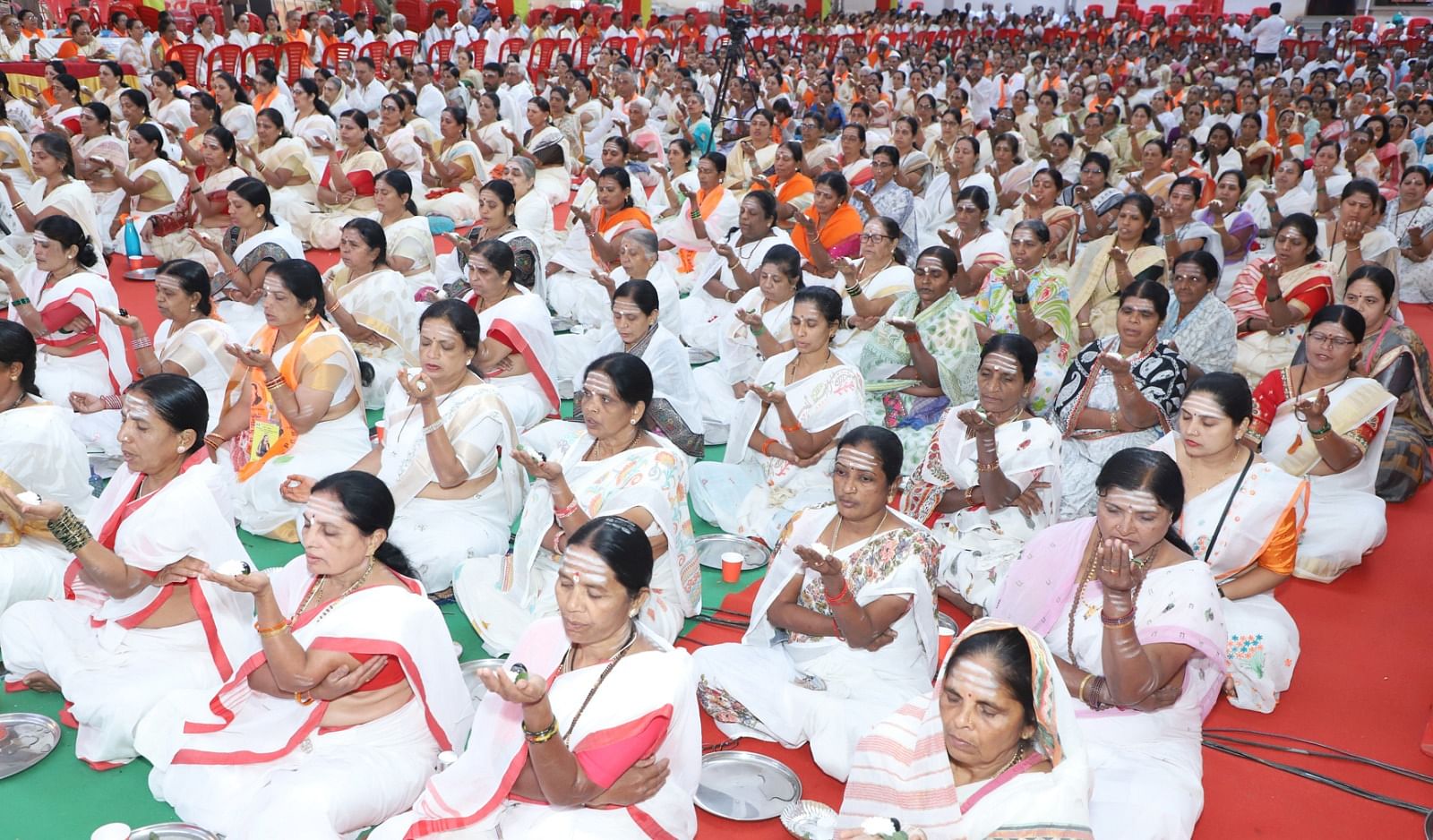 ಬೆಳಗಾವಿಯಲ್ಲಿ ಜಾಗತಿಕ ಲಿಂಗಾಯತ ಮಹಾಸಭೆ ಭಾನುವಾರ ಆಯೋಜಿಸಿದ್ದ ಸಮಾವೇಶದಲ್ಲಿ ರಾಜ್ಯದ ವಿವಿಧೆಡೆಯ ಸಾವಿರಾರು ಶರಣೆಯರು ಭಾಗವಹಿಸಿ ಸಾಮೂಹಿಕ ಇಷ್ಟಲಿಂಗ ಪೂಜೆ ಮಾಡಿದರು
–ಪ್ರಜಾವಾಣಿ ಚಿತ್ರ