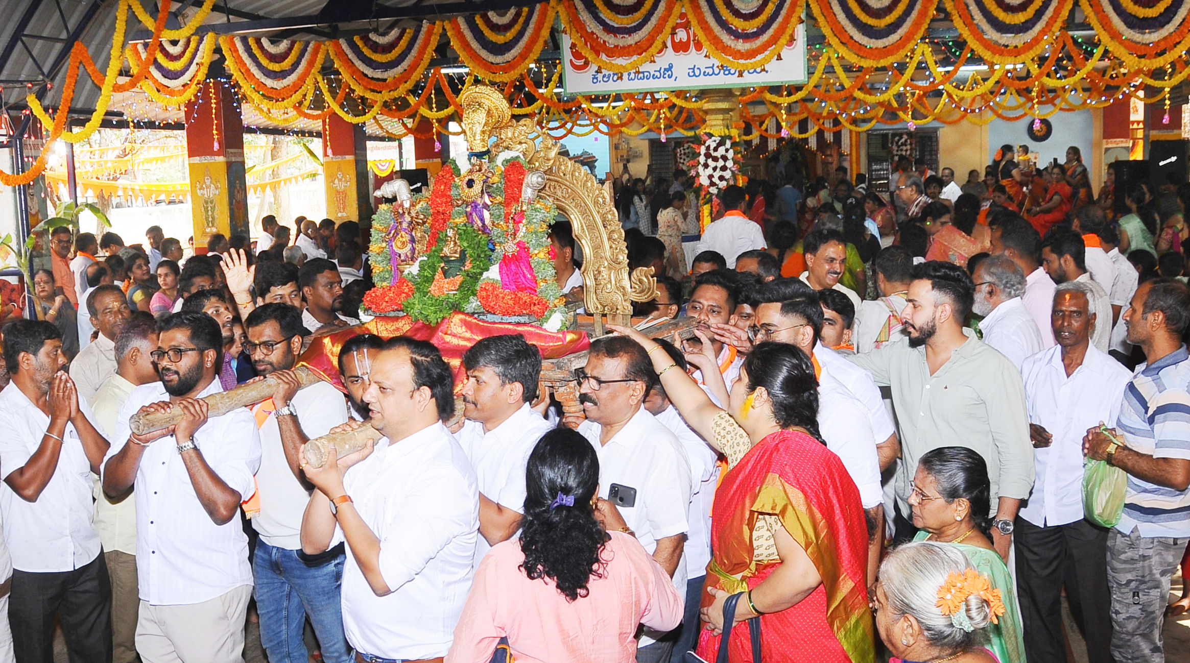 ಅಯೋಧ್ಯೆಯ ರಾಮ ಮಂದಿರದಲ್ಲಿ ಬಾಲರಾಮನ ವಿಗ್ರಹದ ಪ್ರಾಣ ಪ್ರತಿಷ್ಠಾಪನಾ ಕಾರ್ಯಕ್ರಮದ ಪ್ರಯುಕ್ತ ತುಮಕೂರಿನ ಕೆ.ಆರ್‌.ಬಡಾವಣೆಯ ಶ್ರೀರಾಮ ಮಂದಿರದಲ್ಲಿ ಸೋಮವಾರ ಉತ್ಸವ ಮೂರ್ತಿ ಮೆರವಣಿಗೆ ನಡೆಯಿತು