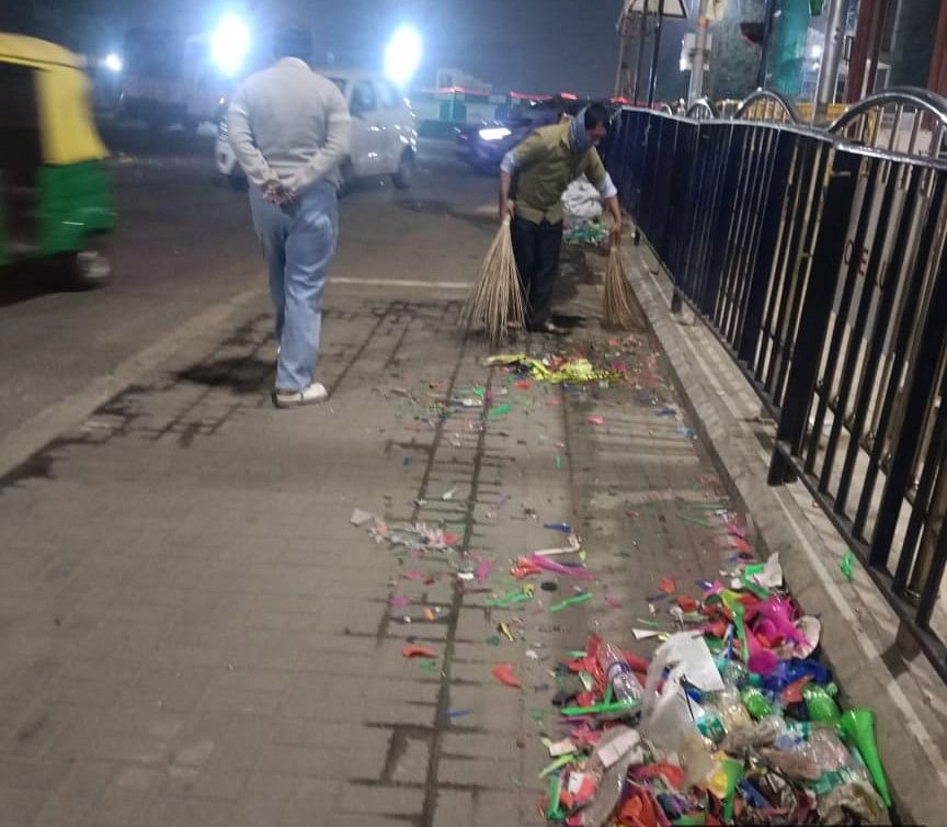 ಬ್ರಿಗೇಡ್ ರಸ್ತೆಯಲ್ಲಿ ಸೋಮವಾರ ಮುಂಜಾನೆ ಪ್ಲಾಸ್ಟಿಕ್‌ ತ್ಯಾಜ್ಯ ತೆರವುಗೊಳಿಸಿದ ಬಿಬಿಎಂಪಿ ಸಿಬ್ಬಂದಿ