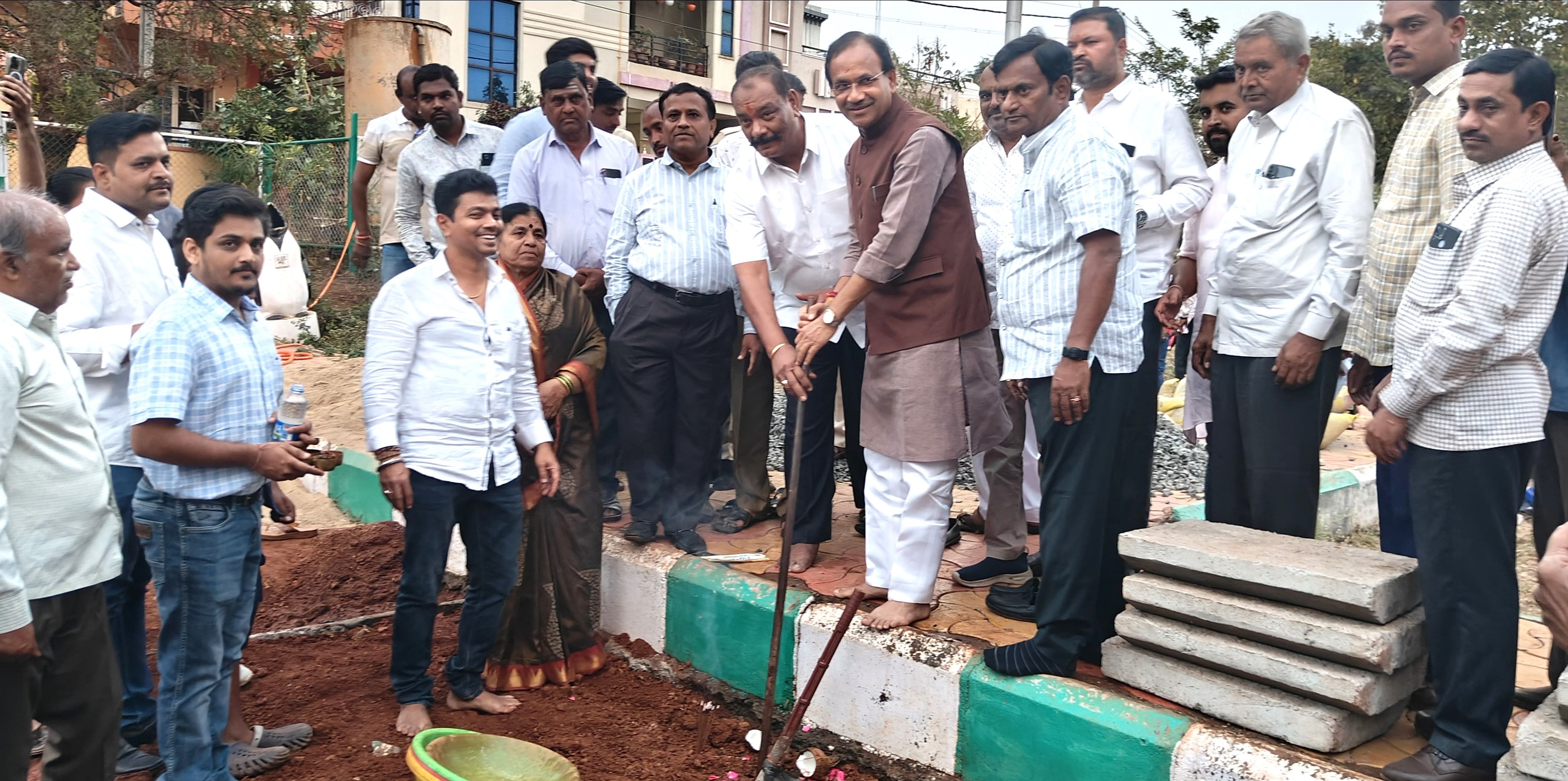 ಕೇಂದ್ರ ಸಚಿವ ಭಗವಂತ ಖೂಬಾ ಅವರು ಬೀದರ್‌ನ ಶಿವನಗರದಲ್ಲಿ ಒಪನ್‌ ಜಿಮ್‌ ಕಾಮಗಾರಿಗೆ ಬುಧವಾರ ಚಾಲನೆ ನೀಡಿದರು