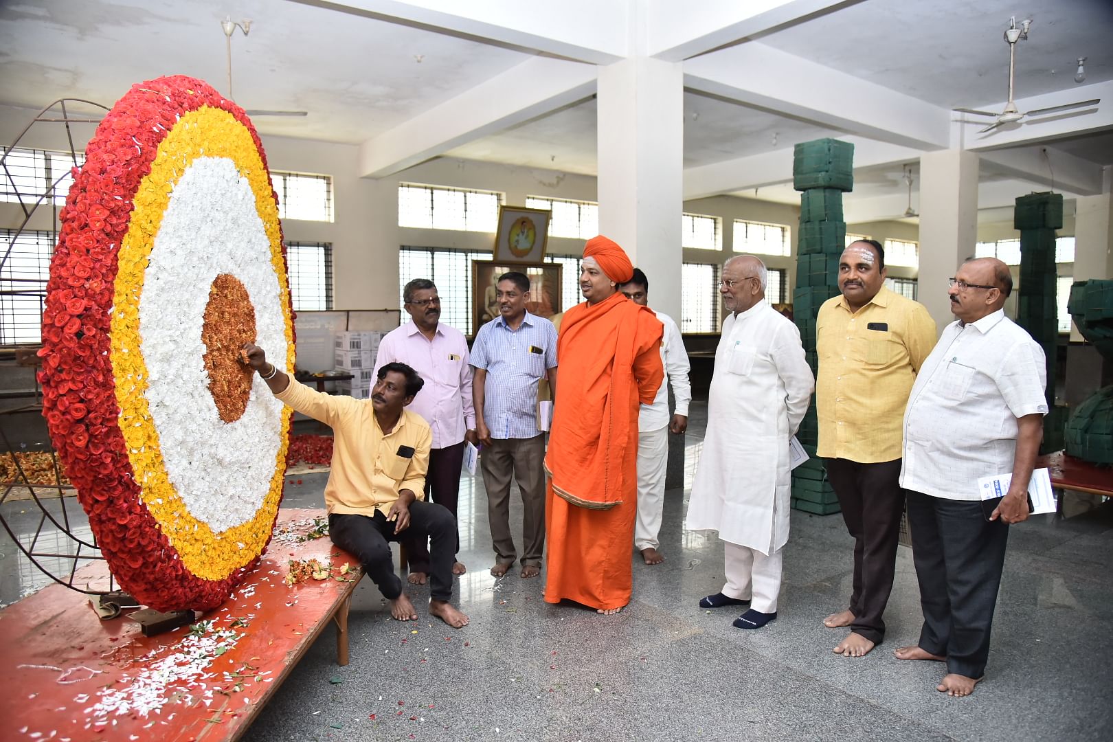 ಹುಕ್ಕೇರಿಮಠದ ಜಾತ್ರೆ ಅಂಗವಾಗಿ ಫಲಪುಷ್ಪ ಪ್ರದರ್ಶನಕ್ಕಾಗಿ ತಯಾರಾಗುತ್ತಿರುವ ಪುಷ್ಪ ಗಡಿಯಾರವನ್ನು ಸದಾಶಿವ ಸ್ವಾಮೀಜಿ ಬುಧವಾರ ವೀಕ್ಷಿಸಿದರು. ತೋಟಗಾರಿಕಾ ಇಲಾಖೆಯ ಅಧಿಕಾರಿಗಳು ಮತ್ತು ಮಠದ ಪದಾಧಿಕಾರಿಗಳು ಇದ್ದಾರೆ 