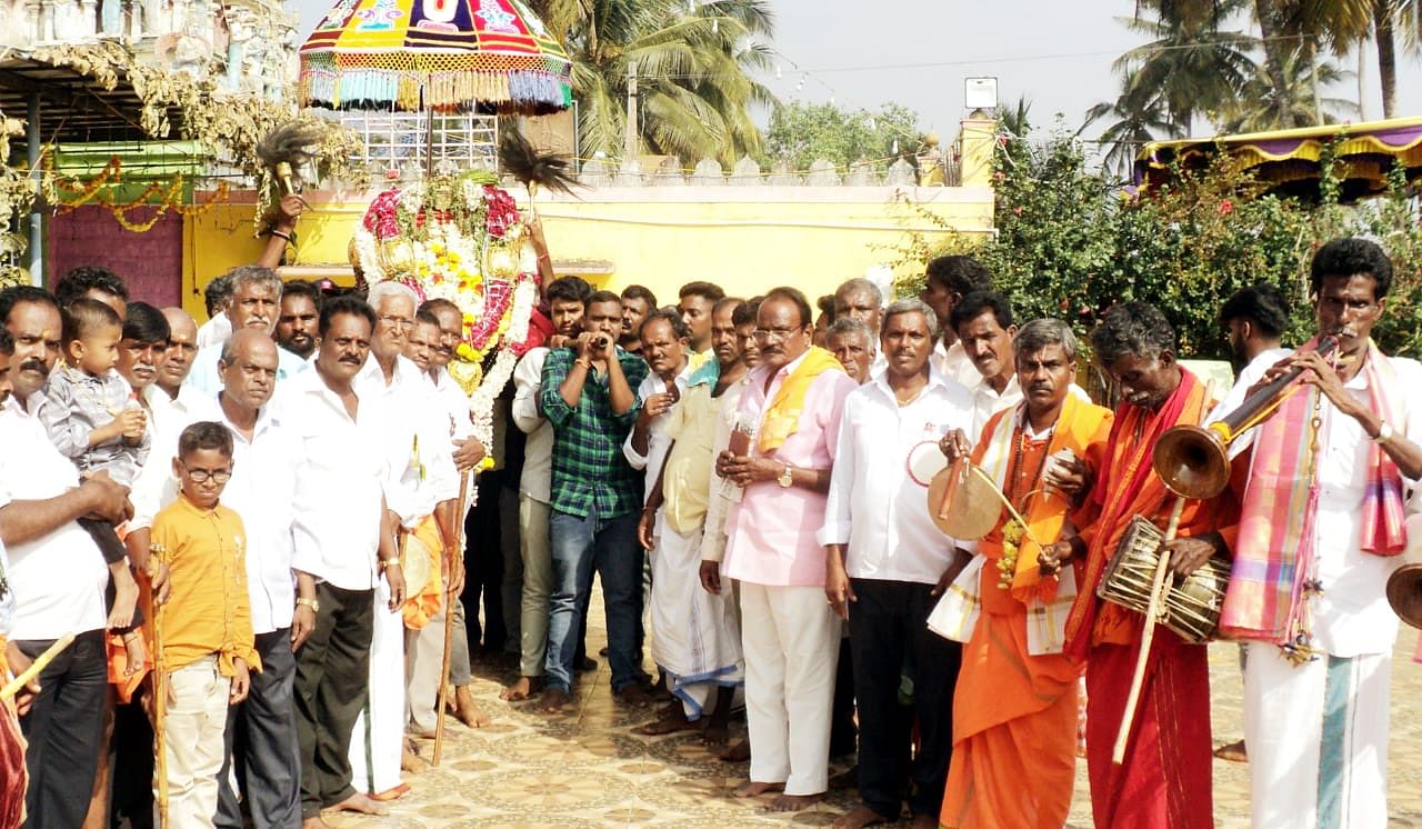 ಸರಗೂರು ಸಮೀಪದ ಹುಲಿಕುರ ಗ್ರಾಮದಲ್ಲಿ ವೇಣುಗೋಪಾಲ ಸ್ವಾಮಿ‌ ಜಾತ್ರಾ ಮಹೋತ್ಸವ ಬುಧವಾರ ನಡೆಯಿತು