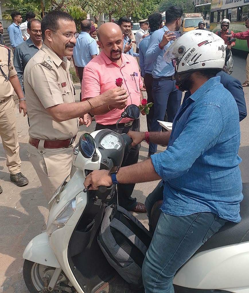 ಕೆಂಪು ಗುಲಾಬಿ ಅಭಿಯಾನದ ಅಂಗವಾಗಿ ರಸ್ತೆಯಲ್ಲಿ ಚಲಿಸುತ್ತಿದ್ದ ವಾಹನ ಚಾಲಕರಿಗೆ ಕೆಂಪು ಗುಲಾಬಿ ಹೂವನ್ನು ನೀಡಿ ಜಾಗೃತಿ ಮೂಡಿಸಲಾಯಿತು