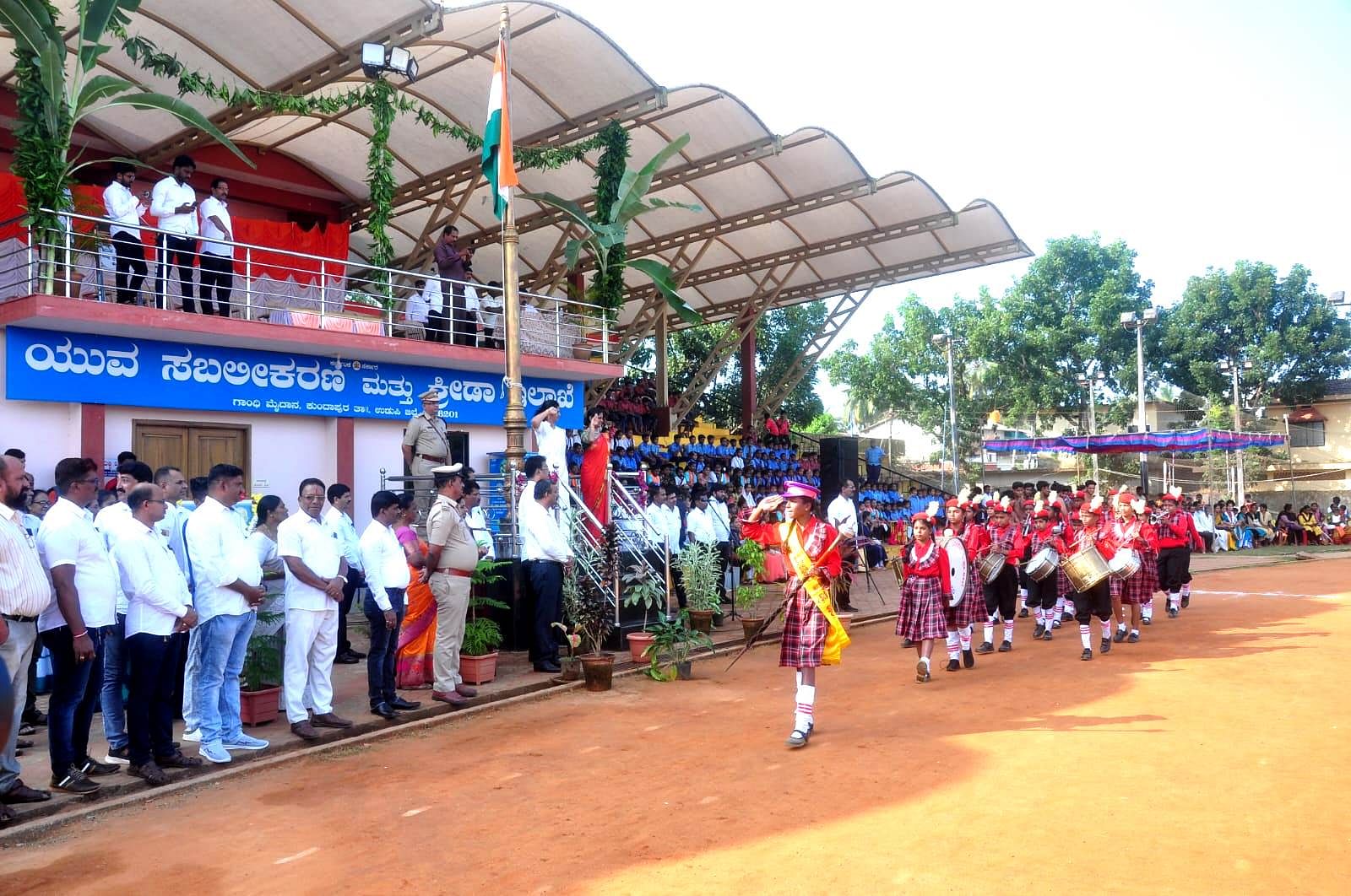 ಕುಂದಾಪುರದ ಗಾಂಧಿಮೈದಾನದಲ್ಲಿ ಶುಕ್ರವಾರ ತಾಲ್ಲೂಕು ಆಡಳಿತ ವತಿಯಿಂದ ನಡೆದ ಗಣರಾಜ್ಯೋತ್ಸವದಲ್ಲಿ ಉಪವಿಭಾಗಾಧಿಕಾರಿ ರಶ್ಮಿ ಎಸ್‌.ಆರ್ ಧ್ವಜಾರೋಹಣ ನೇರವೇರಿಸಿ, ಗೌರವ ರಕ್ಷೆ ಸ್ವೀಕರಿಸಿದರು. ಡಿವೈಎಸ್ಪಿ ಕೆ.ಯು.ಬೆಳ್ಳಿಯಪ್ಪ, ತಹಶೀಲ್ದಾರ್ ಎಚ್.ಎಸ್.ಶೋಭಾಲಕ್ಷ್ಮಿ ಇದ್ದರು