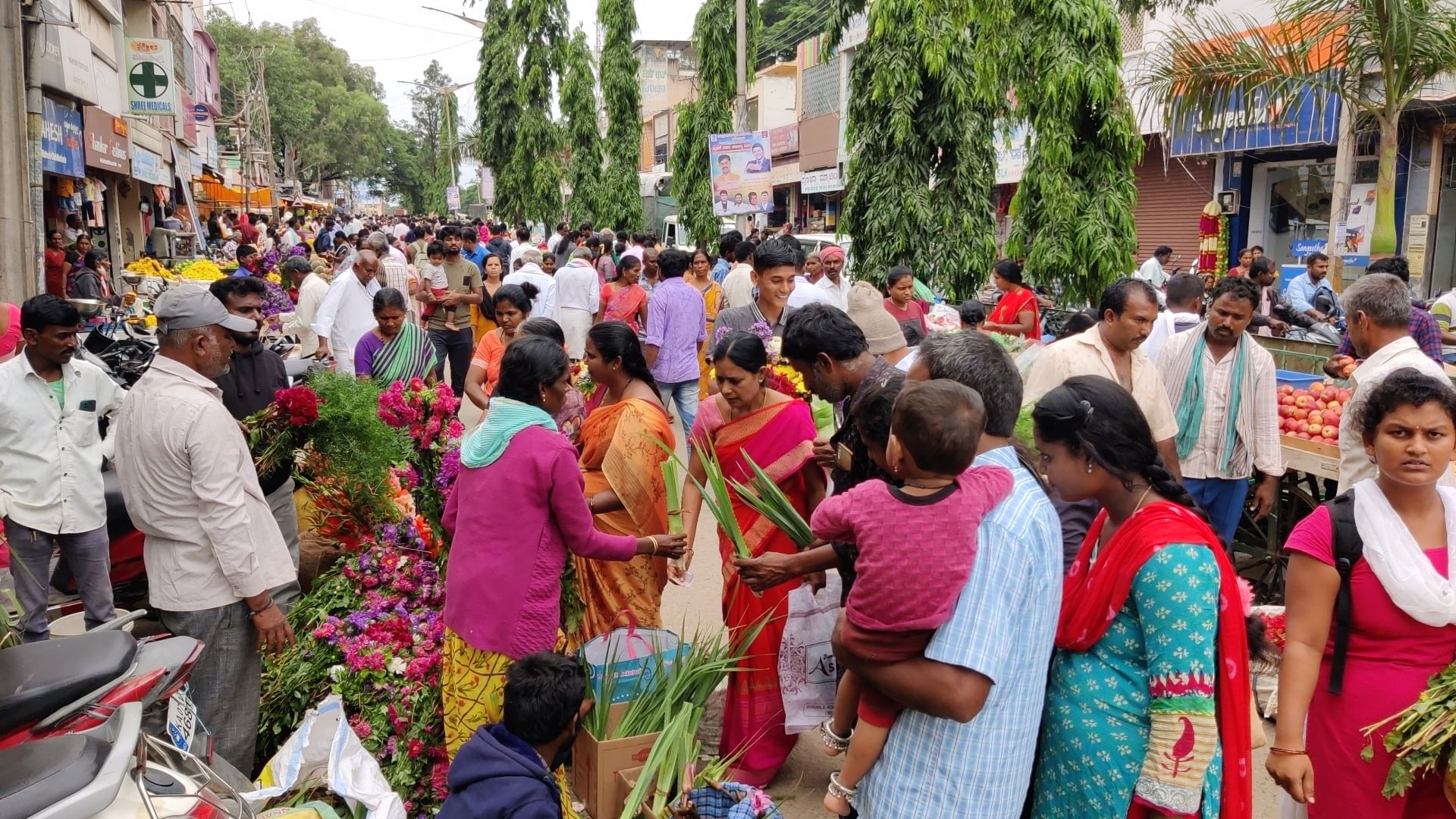 ಚಿಂತಾಮಣಿಯಲ್ಲಿ ಸಂಕ್ರಾಂತಿ ಹಬ್ಬದ ಮುನ್ನಾ ದಿನ ಭಾನುವಾರ ಹೂ, ಹಣ್ಣು ಕೊಳ್ಳಲು ಮುಗಿಬಿದ್ದಿರುವ ಜನ