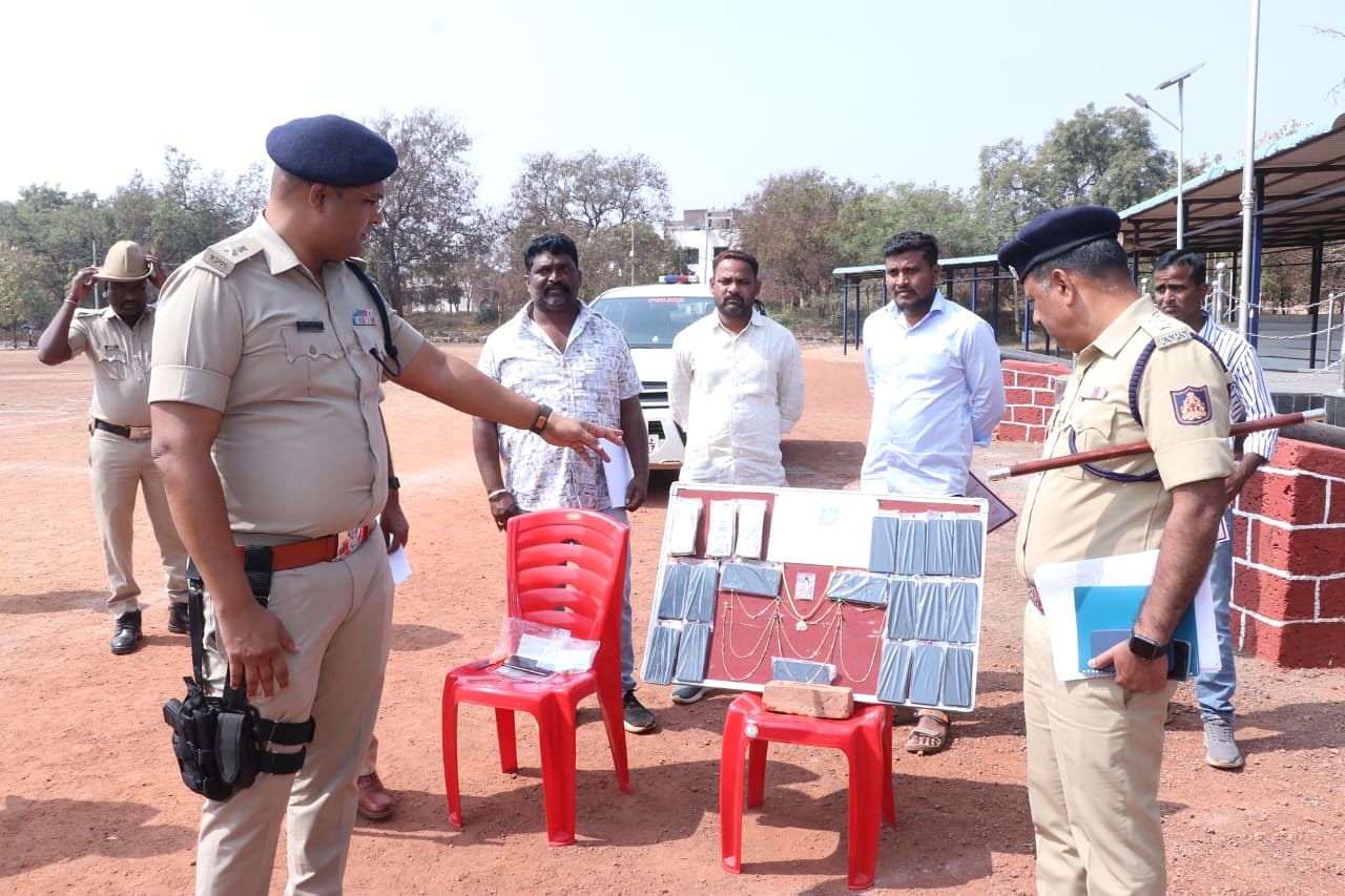 ವಿವಿಧ ಪ್ರಕರಣಗಳಲ್ಲಿ ಜಪ್ತಿ ಮಾಡಲಾದ ಚಿನ್ನಾಭರಣ, ಮೊಬೈಲ್‌ಗಳನ್ನು ಎಸ್ಪಿ ಚನ್ನಬಸವಣ್ಣ ಎಸ್‌.ಎಲ್‌. ಬೀದರ್‌ನಲ್ಲಿ ಮಂಗಳವಾರ ಪರಿಶೀಲಿಸಿದರು