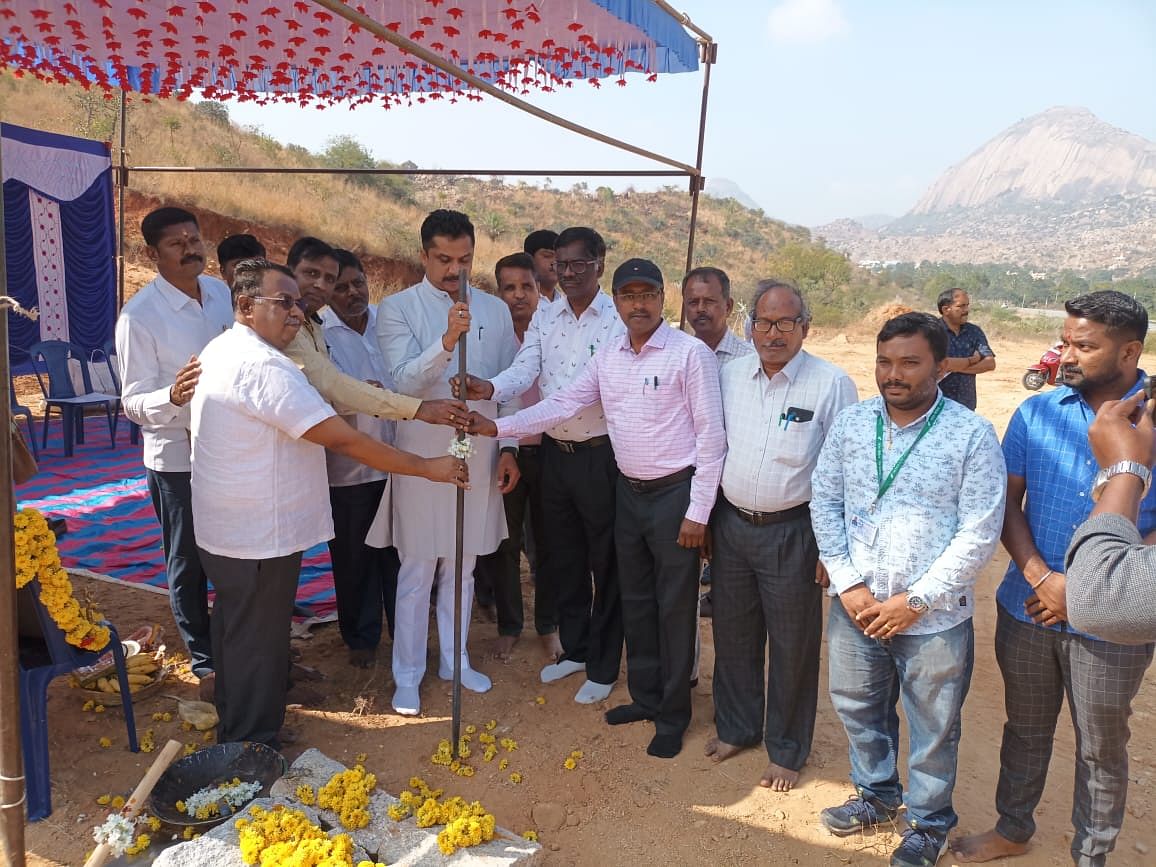 ಮಧುಗಿರಿಯ ಪಾವಗಡ - ಮಧುಗಿರಿ ಬೈಪಾಸ್ ರಸ್ತೆಯ ಸಮೀಪ  ಕಟ್ಟಡ ನಿರ್ಮಾಣ ಕಾಮಗಾರಿಗೆ ಭೂಮಿಪೂಜೆಯನ್ನು ವಿಧಾನ ಪರಿಷತ್ ಸದಸ್ಯ ಆರ್.ರಾಜೇಂದ್ರ ನೆರವೇರಿಸಿದರು