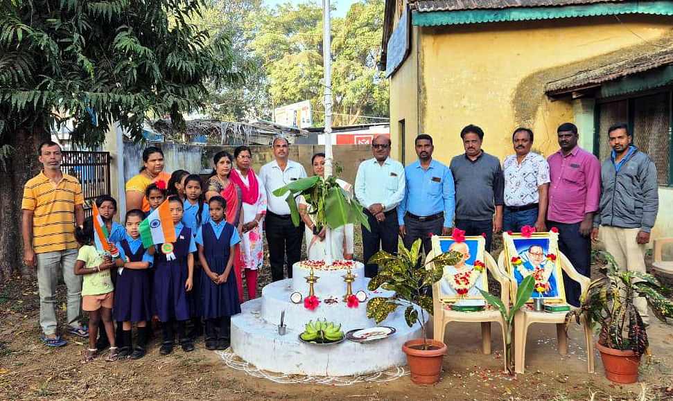 ಚನ್ನಪಟ್ಟಣದ ಬಿಇಒ ಕಚೇರಿ ಆವರಣದಲ್ಲಿ ನಡೆದ ಗಣರಾಜ್ಯೋತ್ಸವದಲ್ಲಿ  ಡಾ.ಬಿ.ಆರ್. ಅಂಬೇಡ್ಕರ್ ಮತ್ತು ಮಹಾತ್ಮ ಗಾಂಧೀಜಿ ಭಾವಚಿತ್ರಕ್ಕೆ ಬಿಇಒ ಮರೀಗೌಡ ಪುಷ್ಪ ನಮನ ಸಲ್ಲಿಸಿದರು. ಶಿಕ್ಷಣ ಸಂಯೋಜಕ ಯೋಗೇಶ್ ಚಕ್ಕೆರೆ ಇತರರು ಭಾಗವಹಿಸಿದ್ದರು