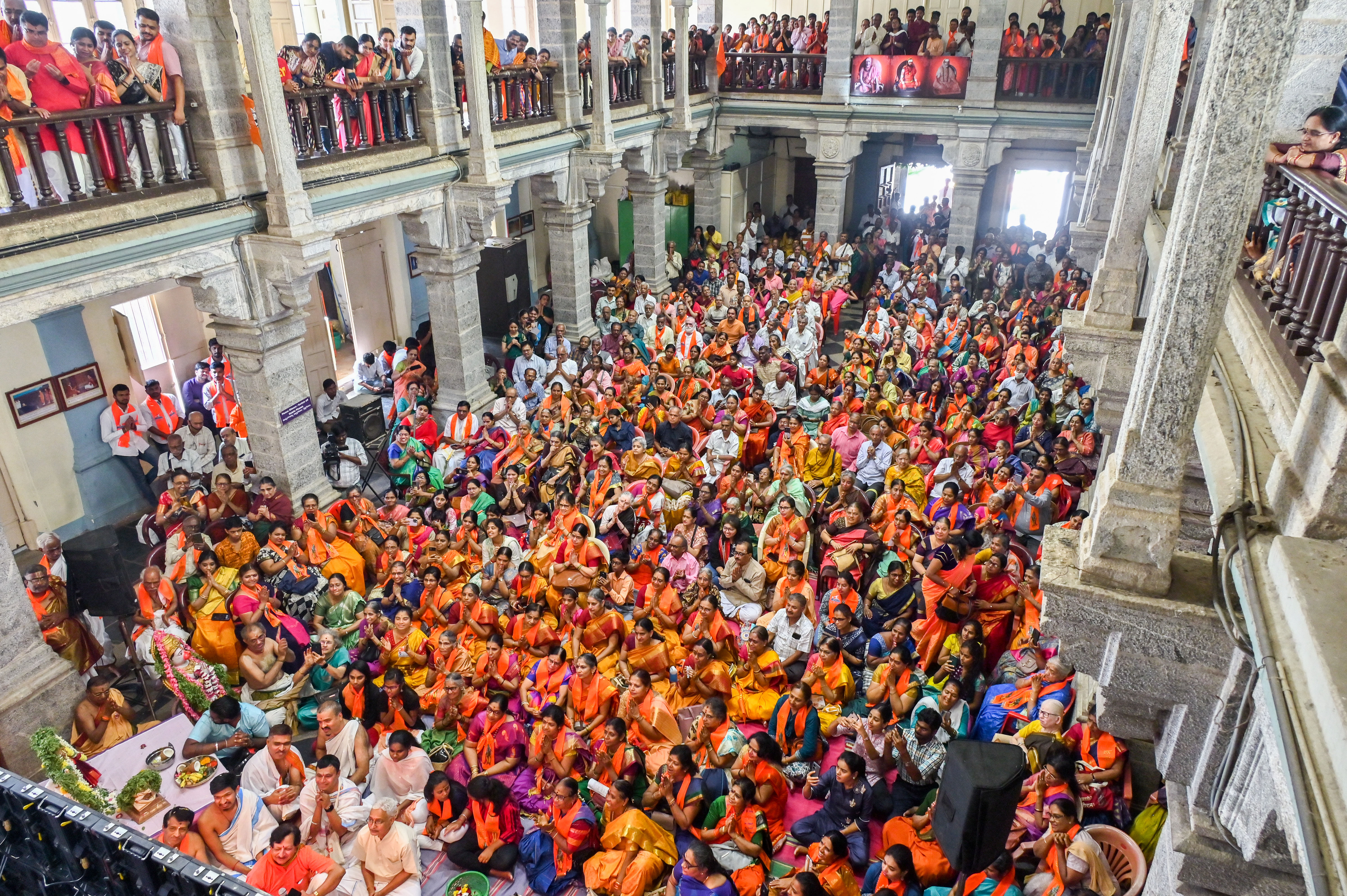 ಅಯೋಧ್ಯೆಯಲ್ಲಿ ನಡೆದ ಬಾಲ ರಾಮನ ಪ್ರತಿಷ್ಠಾಪನೆಯ ನೇರ ಪ್ರಸಾರವನ್ನು ಬೆಂಗಳೂರಿನ ಶಂಕರ ಮಠದಲ್ಲಿ ದೊಡ್ಡ ಪರದೆಯ ಮೇಲೆ ಸಾರ್ವಜನಿಕರು ವೀಕ್ಷಿಸಿದರು. –ಪ್ರಜಾವಾಣಿ ಚಿತ್ರ/ ಪ್ರಶಾಂತ್ ಎಚ್.ಜಿ.