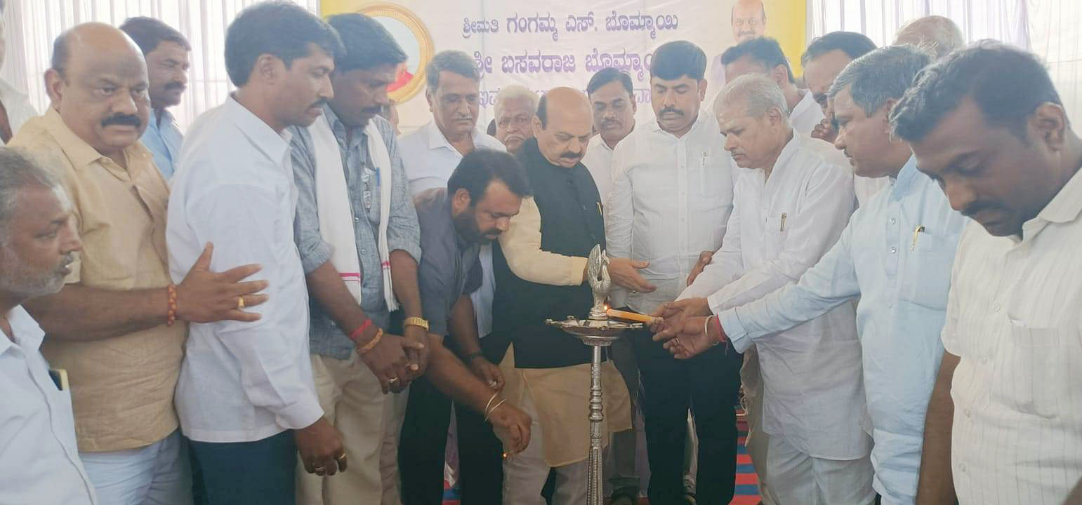 ಶಿಗ್ಗಾವಿ ಪಟ್ಟಣದಲ್ಲಿ ಶನಿವಾರ ನಡೆದ ಶಾಸಕ ಬಸವರಾಜ ಬೊಮ್ಮಾಯಿ ಅವರ 64ನೇ ಜನ್ಮ ದಿನಾಚರಣೆ ಅಂಗವಾಗಿ ಜಿಲ್ಲಾ ರಕ್ತ ಕೇಂದ್ರದಿಂದ ನಡೆದ ರಕ್ತದಾನ ಶಿಬಿರವನ್ನು ಶಾಸಕ ಬಸವರಾಜ ಬೊಮ್ಮಾಯಿ ಉದ್ಘಾಟಿಸಿದರು