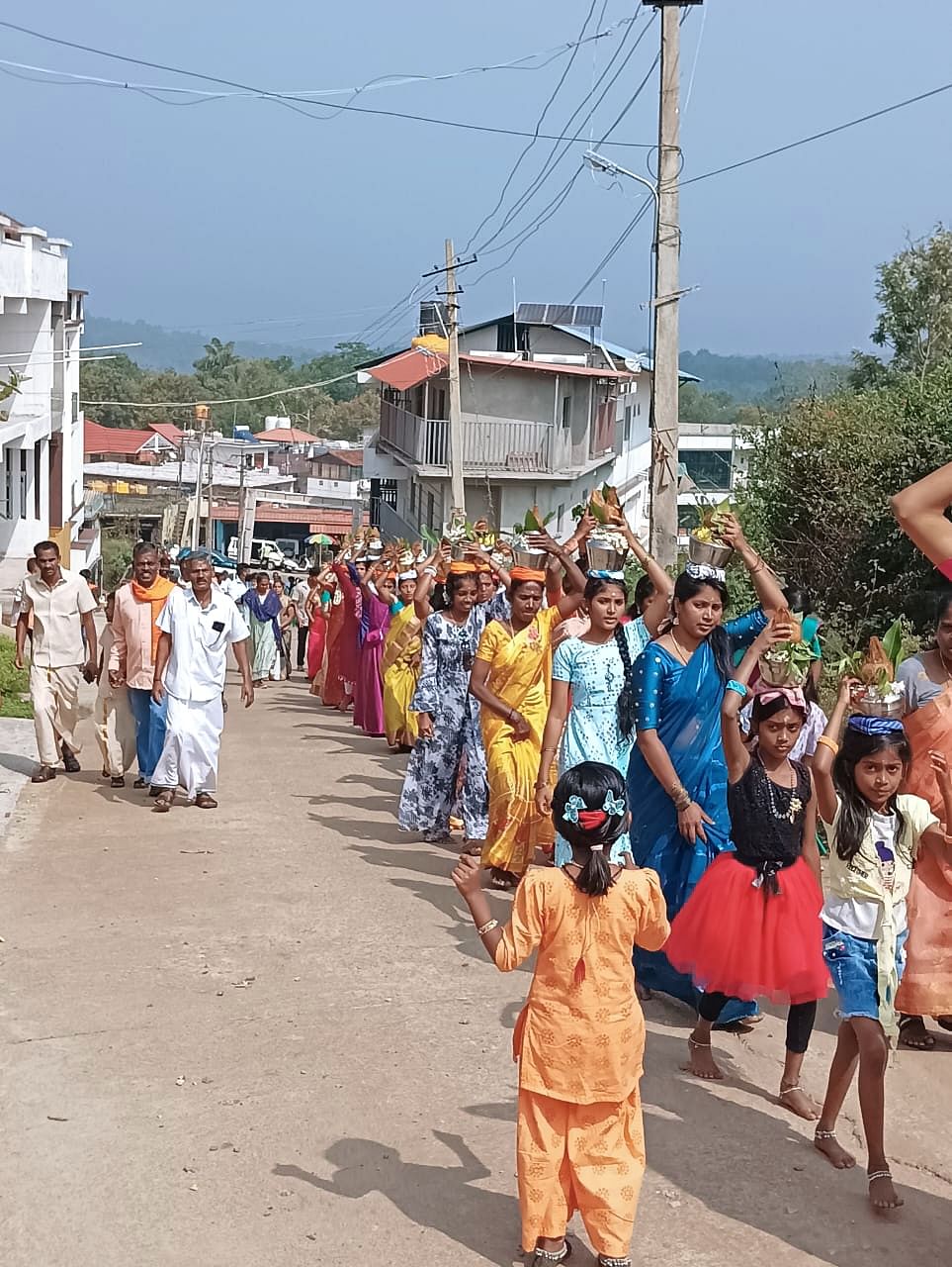 ಸುಂಟಿಕೊಪ್ಪ ತಮಿಳು ಸಂಘದ ವತಿಯಿಂದ ನಡೆದ ಪೊಂಗಲ್ ಆಚರಣೆಯ ಪ್ರಯುಕ್ತ ಹಾಲಿನ ಕಳಸ ಮೆರವಣಿಗೆ ಪಟ್ಟಣದಲ್ಲಿ ನಡೆಯಿತು