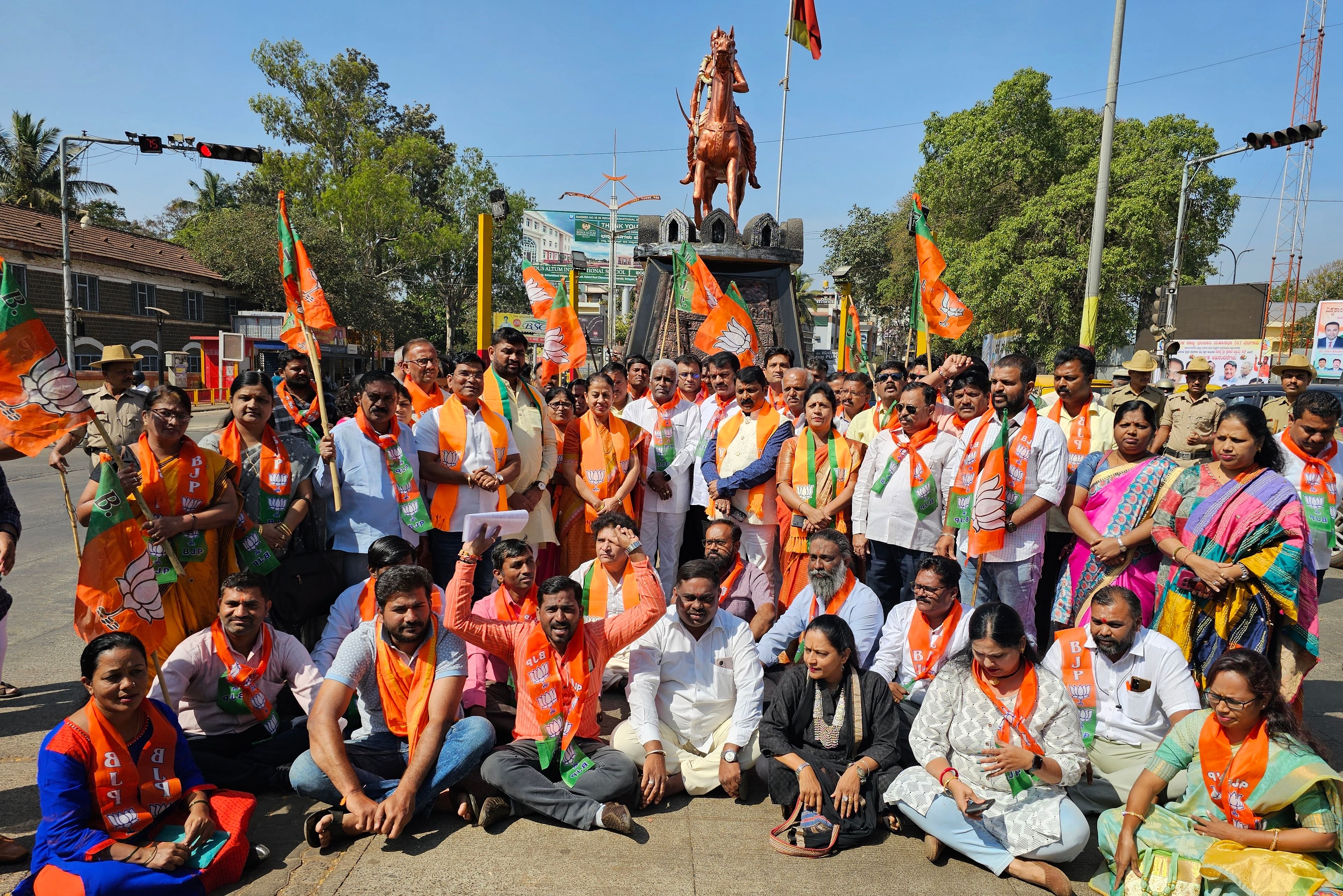 ಬೆಳಗಾವಿ ರಾಣಿ ಚನ್ನಮ್ಮನ ವೃತ್ತದಲ್ಲಿ ಬಿಜೆಪಿ ನಾಯಕರು ಮತ್ತು ಕಾರ್ಯಕರ್ತರು ಸೋಮವಾರ ಪ್ರತಿಭಟನೆ ನಡೆಸಿದರು