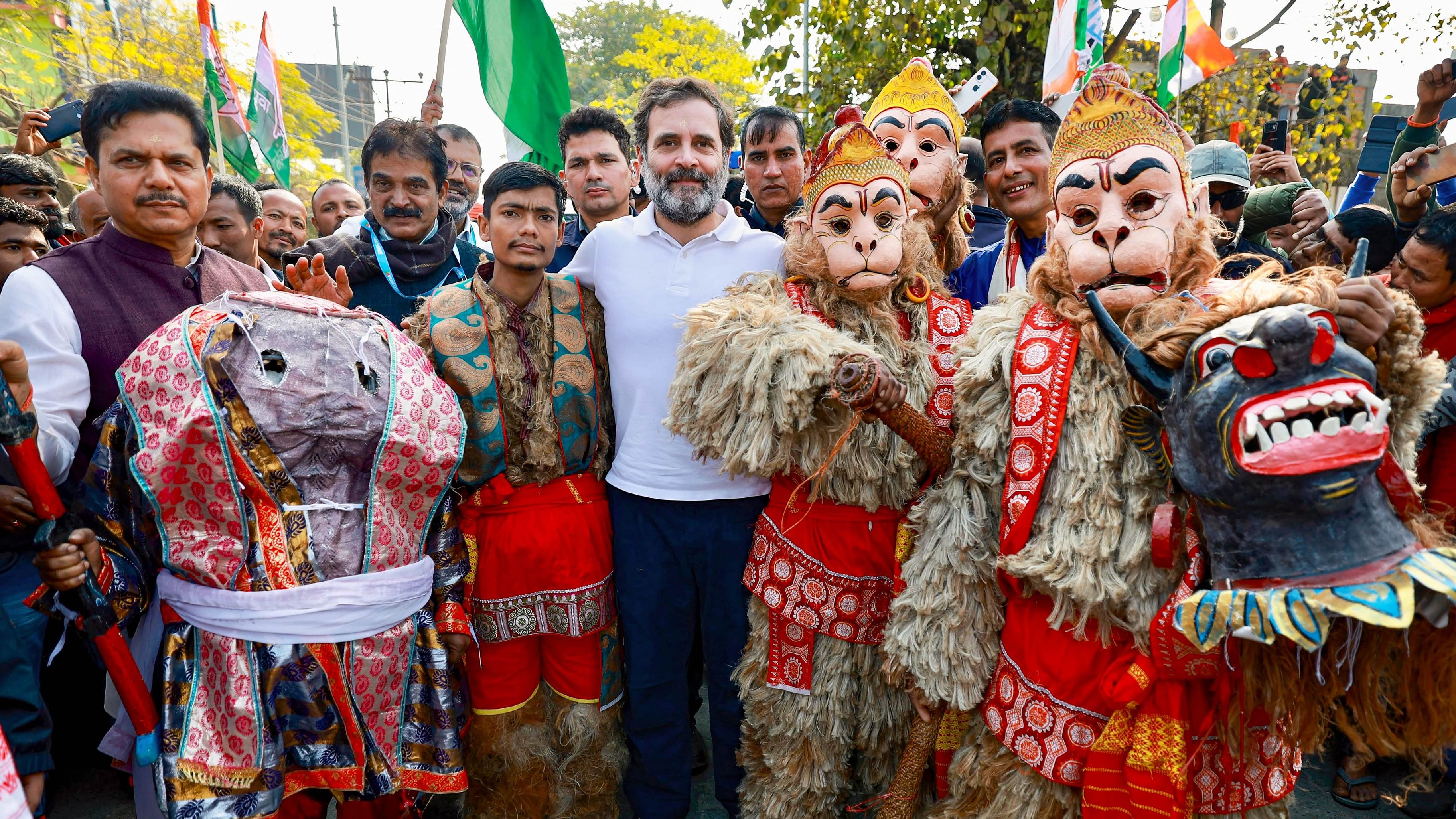 ಕಾಂಗ್ರೆಸ್‌ ನಾಯಕ ರಾಹುಲ್ ಗಾಂಧಿ ಅವರು ಶುಕ್ರವಾರ ಅಸ್ಸಾಂನ ಮಾಜುಲಿಯಲ್ಲಿ ಭಾರತ ಜೋಡೊ ನ್ಯಾಯ ಯಾತ್ರೆ ಕೈಗೊಂಡ ವೇಳೆ  ಅವರೊಂದಿಗೆ ಜಾನಪದ ಕಲಾವಿದರು ಫೋಟೊ ತೆಗೆಸಿಕೊಂಡರು ಪಿಟಿಐ ಚಿತ್ರ