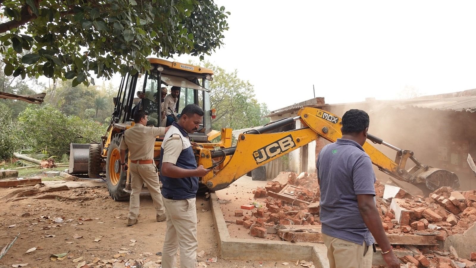 ಅರಣ್ಯ ಒತ್ತುವರಿಯನ್ನು ಅರಣ್ಯ ಇಲಾಖೆ ಸಿಬ್ಬಂದಿ ತೆರವುಗೊಳಿಸಿದರು.