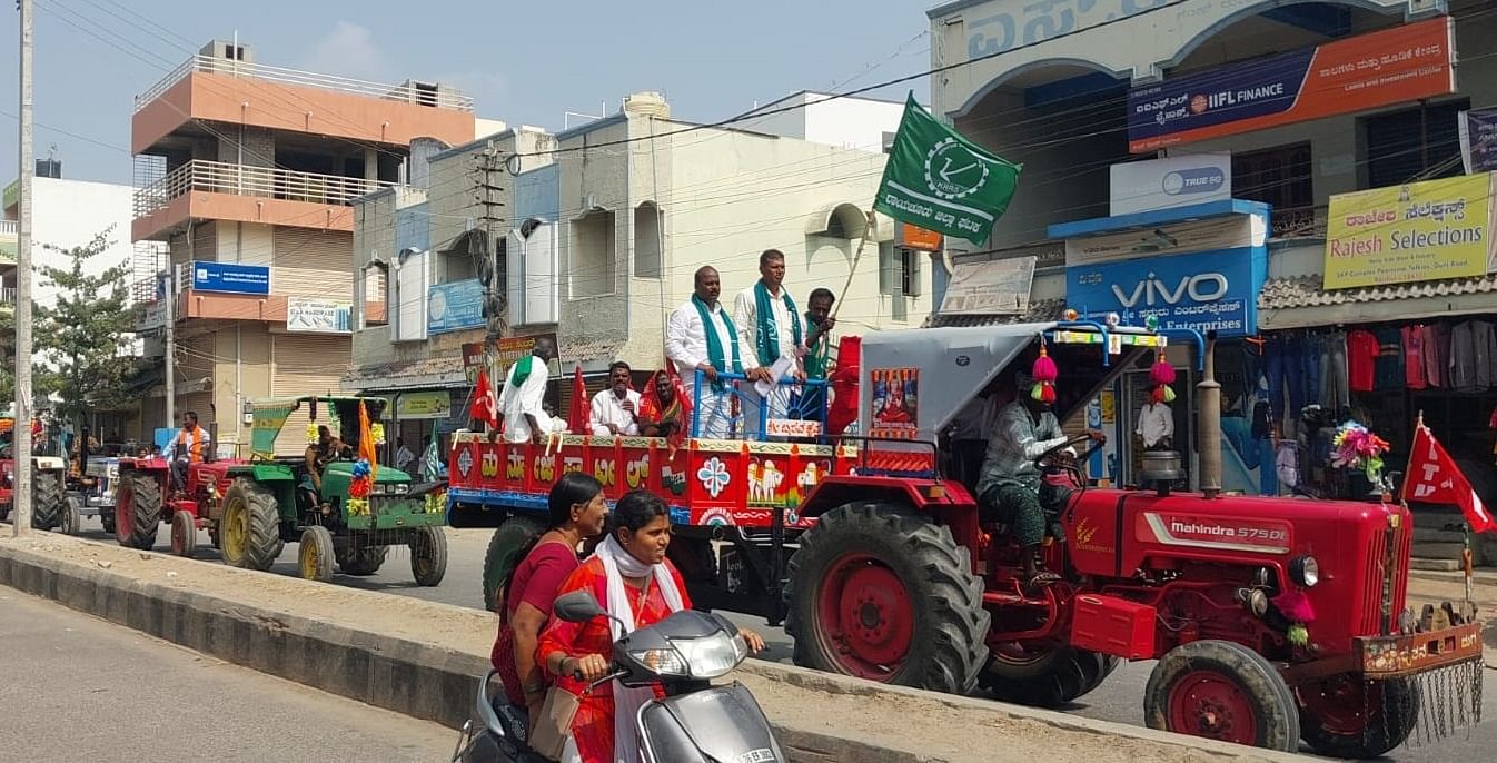 ರೈತ, ಪ್ರಗತಿಪರ ಸಂಘಟನೆಗಳ ಒಕ್ಕೂಟದಿಂದ ಶುಕ್ರವಾರ ರಾಯಚೂರಿನ ಪ್ರಮುಖ ರಸ್ತೆಗಳಲ್ಲಿ ಟ್ರ್ಯಾಕ್ಟರ್ ರ್‍ಯಾಲಿ ನಡೆಸಲಾಯಿತು