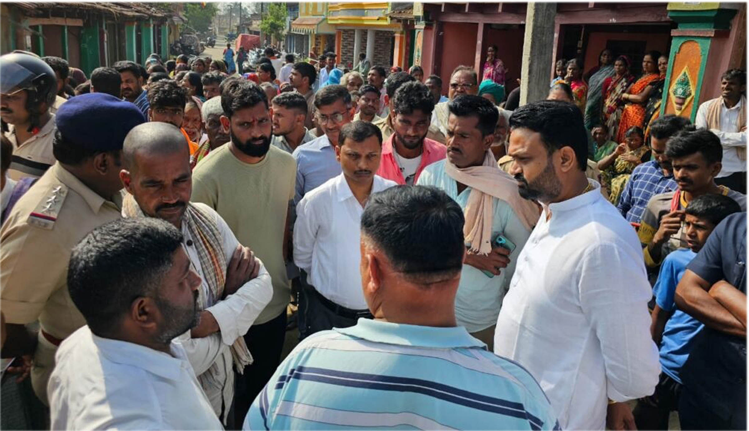 ಹಿರೇಬಾಗೇವಾಡಿ ಸಮೀಪದ ಬಡಾಲ ಅಂಕಲಗಿಯಲ್ಲಿ ಗೋಡೆ ಕುಸಿದು ವ್ಯಕ್ತಿಯೊಬ್ಬರು ಮೃತಪಟ್ಟ ಹಿನ್ನಲೆಯಲ್ಲಿ ವಿಧಾನ ಪರಿಷತ್ ಸದಸ್ಯ ಚನ್ನರಾಜ ಹಟ್ಟಿಹೊಳಿ ಗ್ರಾಮಕ್ಕೆ ಭೇಟಿ ನೀಡಿ ಕುಟುಂಬಸ್ಥರಿಗೆ ಸಾಂತ್ವನ ಹೇಳಿದರು