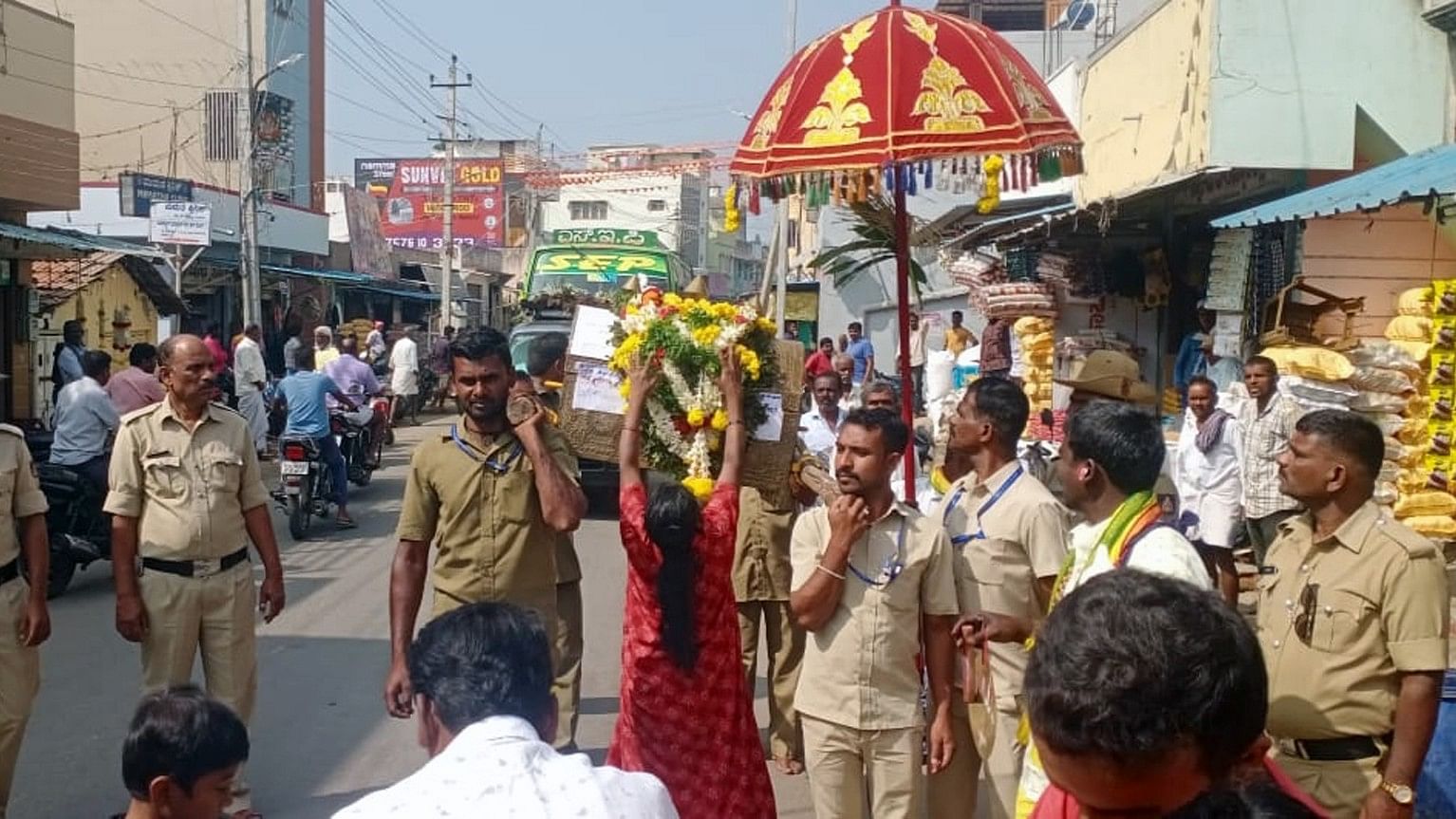 ಬಿಳಿಗಿರಿರಂಗನಾಥ ಸ್ವಾಮಿಯ ಆಭರಣಗಳನ್ನು ಸೋಮವಾರ ಯಳಂದೂರು ಪಟ್ಟಣದ ಪ್ರಮುಖ ರಸ್ತೆಗಳಲ್ಲಿ ಮೆರವಣಿಗೆ ನಡೆಸಿ, ಬಿಳಿಗಿರಿರಂಗನಬೆಟ್ಟಕ್ಕೆ ಕೊಂಡೊಯ್ಯಲಾಯಿತು