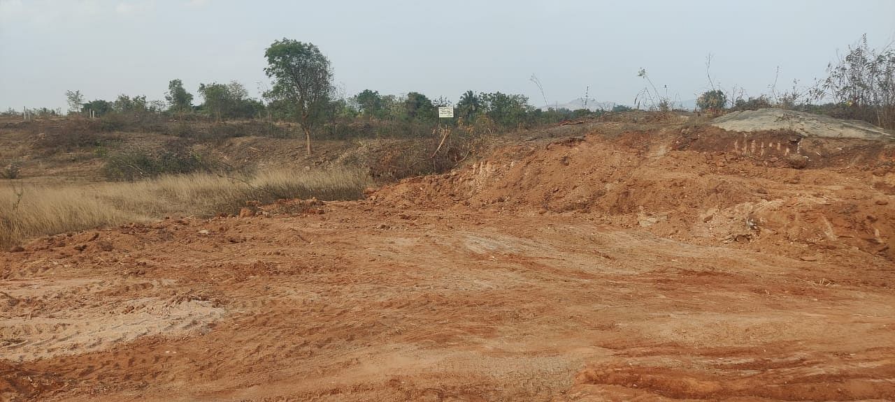 ಕಂದಾಯ ಇಲಾಖೆ ಅಧಿಕಾರಿಗಳು ವಶಪಡಿಸಿಕೊಂಡಿರುವ ಭೂಮಿ