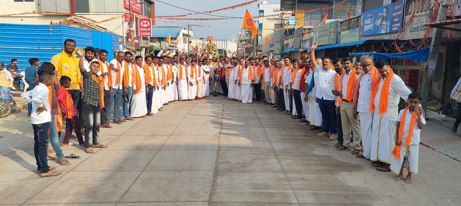 ಕುದೂರು ಪಟ್ಟಣದಲ್ಲಿ ರಾಮೋತ್ಸವ ಅಂಗವಾಗಿ ರಾಮನ ಉತ್ಸವ ಮೂರ್ತಿಯನ್ನು ನಗರ ಪ್ರದಕ್ಷಿಣೆ ನಡೆಸಲಾಯಿತು