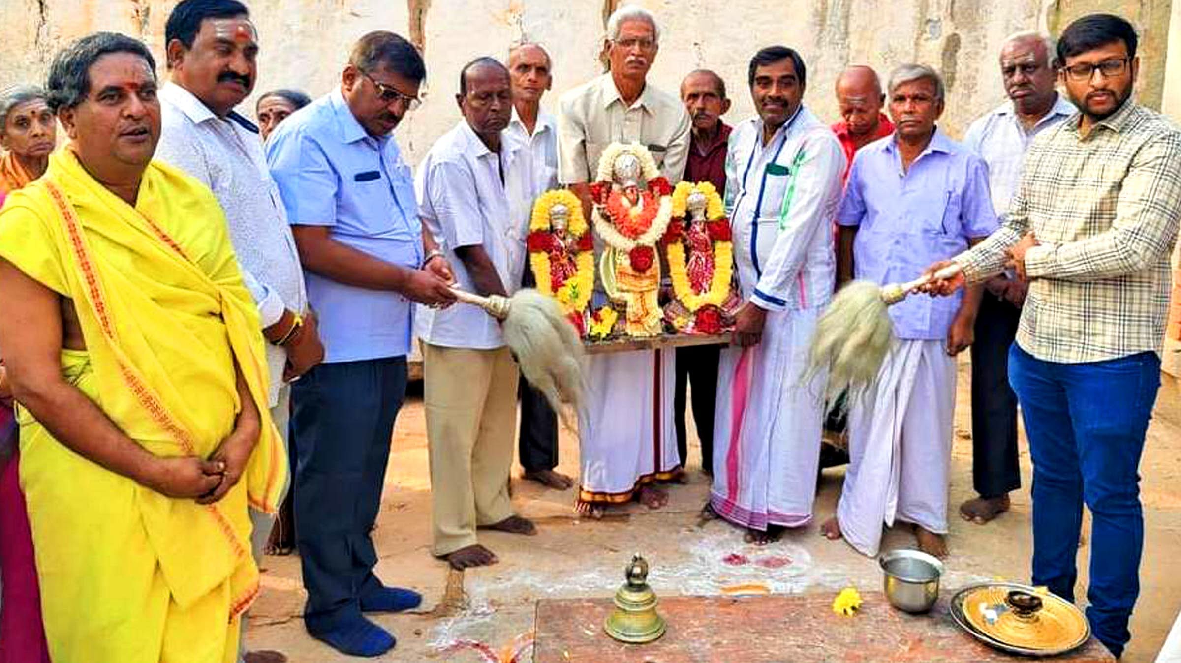 ವಿಜಯಪುರ ಸೋಮೇಶ್ವರಸ್ವಾಮಿ ದೇವಾಲಯದಲ್ಲಿ ಸಂಕ್ರಾಂತಿ ಅಂಗವಾಗಿ ಉತ್ಸವಮೂರ್ತಿಯನ್ನು ಮೆರವಣಿಗೆ ಮಾಡಿದರು 