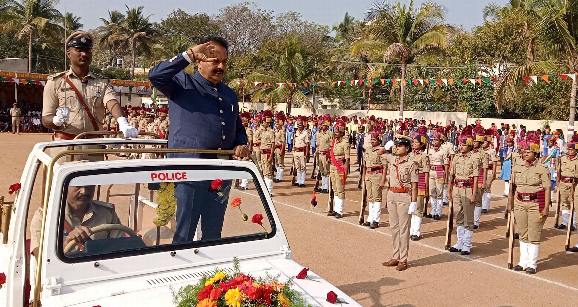 ಜಿಲ್ಲಾ ಸಶಸ್ತ್ರ ಮೀಸಲು ಪಡೆ ಮೈದಾನದಲ್ಲಿ ಶುಕ್ರವಾರ ನಡೆದ ಗಣರಾಜ್ಯೋತ್ಸವದಲ್ಲಿ ಜಿಲ್ಲಾ ಉಸ್ತುವಾರಿ ಸಚಿವ ಎನ್‌.ಚಲುವರಾಯಸ್ವಾಮಿ ಧ್ವಜಾರೋಹಣ ನೆರವೇರಿಸಿ ವಂದನೆ ಸ್ವೀಕರಿಸಿದರು