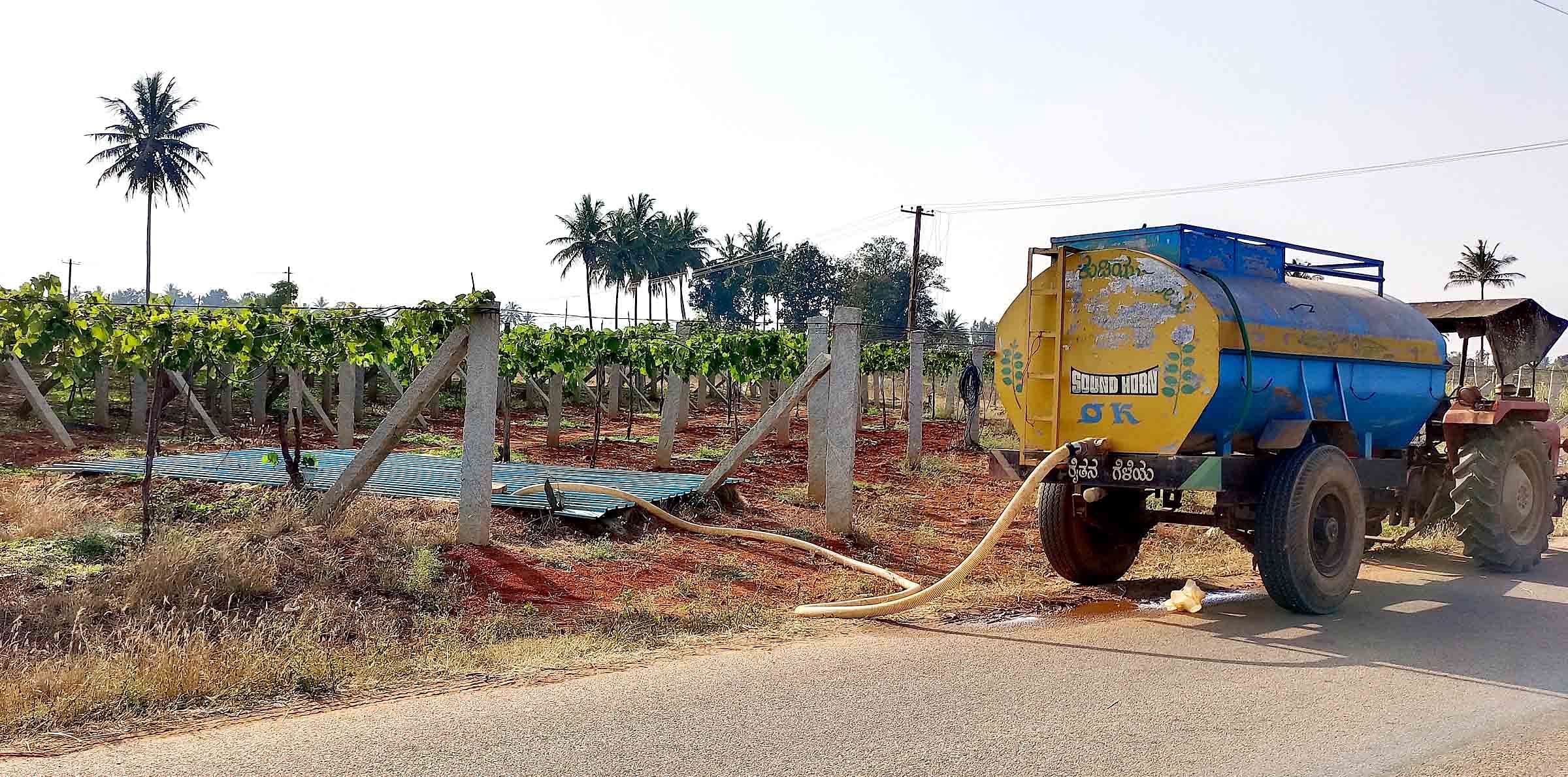 ವಿಜಯಪುರ ಹೋಬಳಿ ಎ.ರಂಗನಾಥಪುರ ಗ್ರಾಮದ ರೈತರೊಬ್ಬರು ದ್ರಾಕ್ಷಿ ತೋಟಕ್ಕೆ ನೀರು ಹಾಯಿಸಲು ಟ್ಯಾಂಕರ್‌ನಲ್ಲಿ ಕೃಷಿಹೊಂಡಕ್ಕೆ ನೀರು ತುಂಬಿಸುತ್ತಿರುವುದು