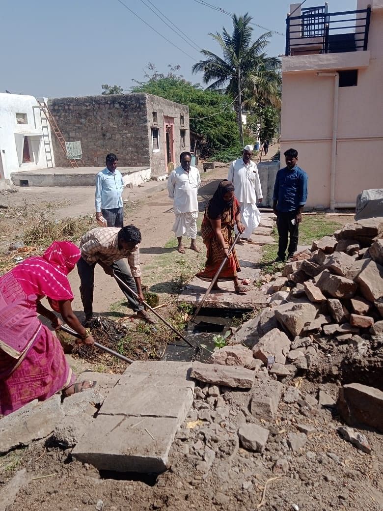 ನಿಡಗುಂದಿ ತಾಲ್ಲೂಕಿನ ಬೇನಾಳ ಎನ್.ಎಚ್. ಗ್ರಾಮದಲ್ಲಿ ಕಾರ್ಮಿಕರು ಚರಂಡಿ ಸ್ವಚ್ಛಗೊಳಿಸಿದರು