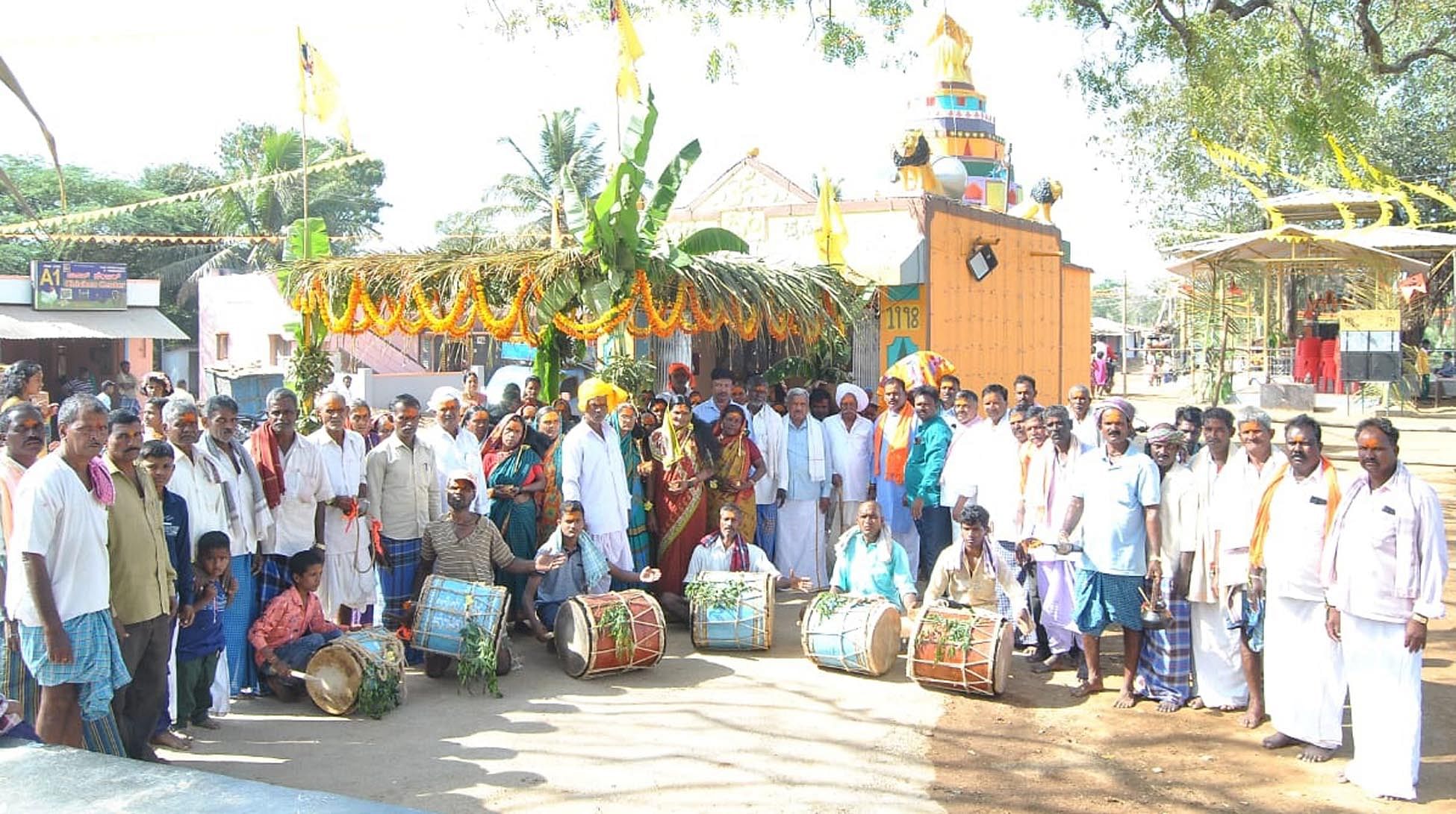 ಸವಣೂರು ತಾಲ್ಲೂಕಿನ ಹುರಳಿಕುಪ್ಪಿ ಗ್ರಾಮದ ದುಗರ್ಾದೇವಿ ಜಾತ್ರಾ ಮಹೋತ್ಸವದ ಅಂಗವಾಗಿ ದೇವಿಗೆ ಉಡಿ ತುಂಬುವ ಮೂಲಕ ಚಾಲನೆ ನೀಡಿದ ಭಕ್ತರು.