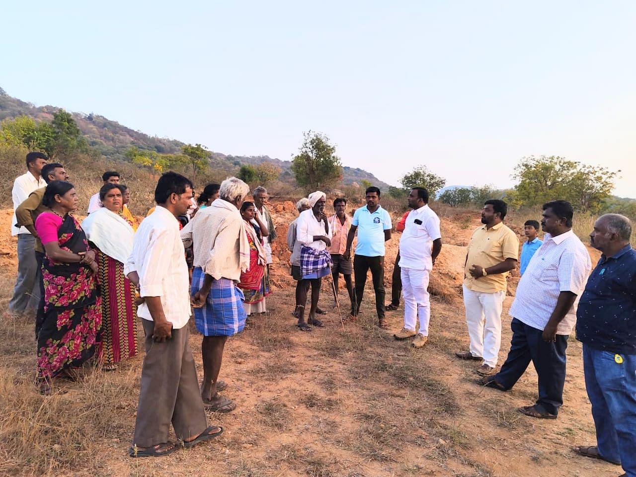 ಹಾರೋಹಳ್ಳಿ ತಾಲ್ಲೂಕಿನ ದೇವರಹಳ್ಳಿ ಗ್ರಾಮದಲ್ಲಿ ಸರ್ಕಾರ ಮಂಜೂರು ಮಾಡಿದ್ದ ಭೂಮಿ ಕಳೆದುಕೊಂಡಿರುವ ಗ್ರಾಮಸ್ಥರನ್ನು ಬಿಎಸ್‌ಪಿ ರಾಜ್ಯ ಕಾರ್ಯದರ್ಶಿ ಎಂ. ನಾಗೇಶ್ ಹಾಗೂ ಮುಖಂಡರು ಮಂಗಳವಾರ ಭೇಟಿ ಮಾಡಿದರು