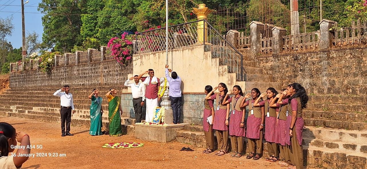 ಹೆಬ್ರಿಯ ಎಸ್.ಆರ್.ಸಮೂಹ ಶಿಕ್ಷಣ ಸಂಸ್ಥೆಯಲ್ಲಿ ಶುಕ್ರವಾರ 75ನೇ ಗಣರಾಜ್ಯೋತ್ಸವ ದಿನ ಆಚರಿಸಲಾಯಿತು. ಸಂಸ್ಥೆಯ ಅಧ್ಯಕ್ಷ ನಾಗರಾಜ ಶೆಟ್ಟಿ ಧ್ವಜಾರೋಹಣ ನೆರವೇರಿಸಿದರು