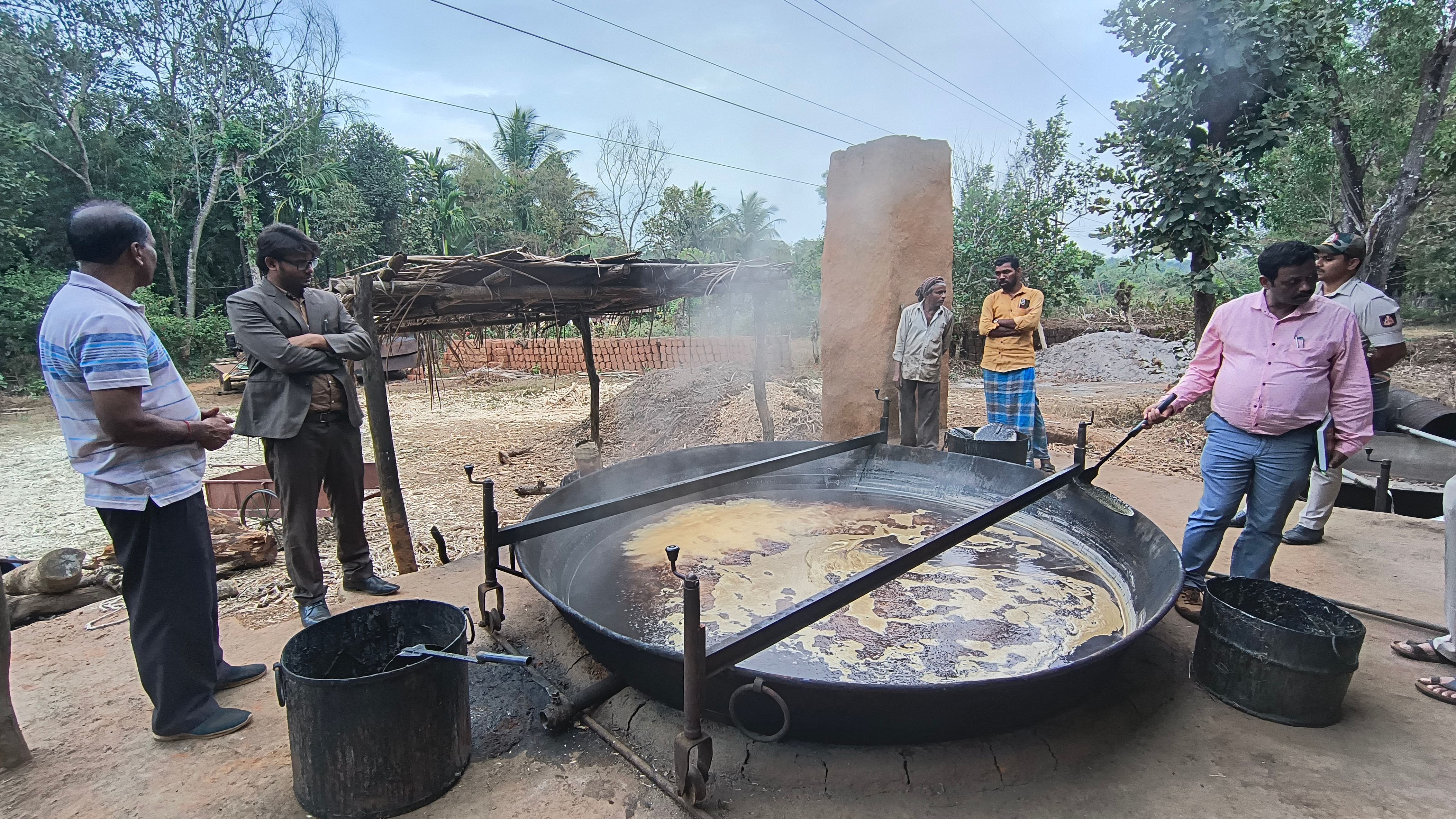 ಶಿರಸಿ ಕಾನಕೊಪ್ಪದ ಸುಭಾಶ್ಚಂದ್ರ ಶಿರಾಲಿ ಅವರ ಆಲೆಮನೆಗೆ ಈಶ್ವರಕುಮಾರ ಕಾಂದೂ ಭೇಟಿ ನೀಡಿದರು