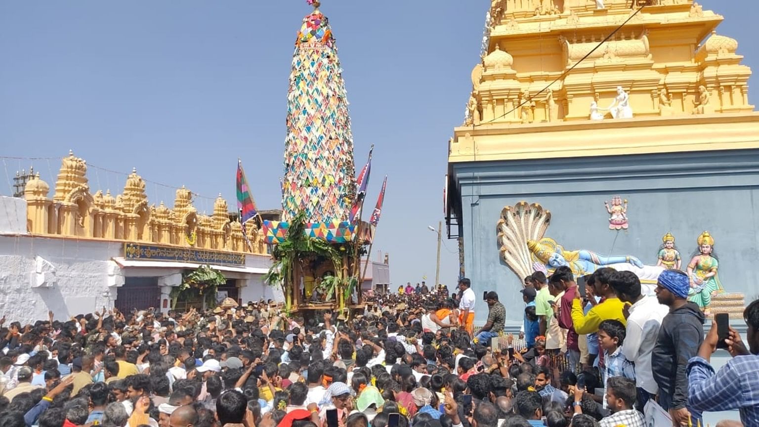 ಗುಂಡ್ಲುಪೇಟೆ ತಾಲ್ಲೂಕಿನ ಹುಲುಗನಮುರಡಿ ವೆಂಕಟರಮಣಸ್ವಾಮಿ ದೇವಾಲಯದಲ್ಲಿ ಸೋಮವಾರ ಸಂಕ್ರಾಂತಿ ರಥೋತ್ಸವ ವಿಜೃಂಭಣೆಯಿಂದ ನಡೆಯಿತು