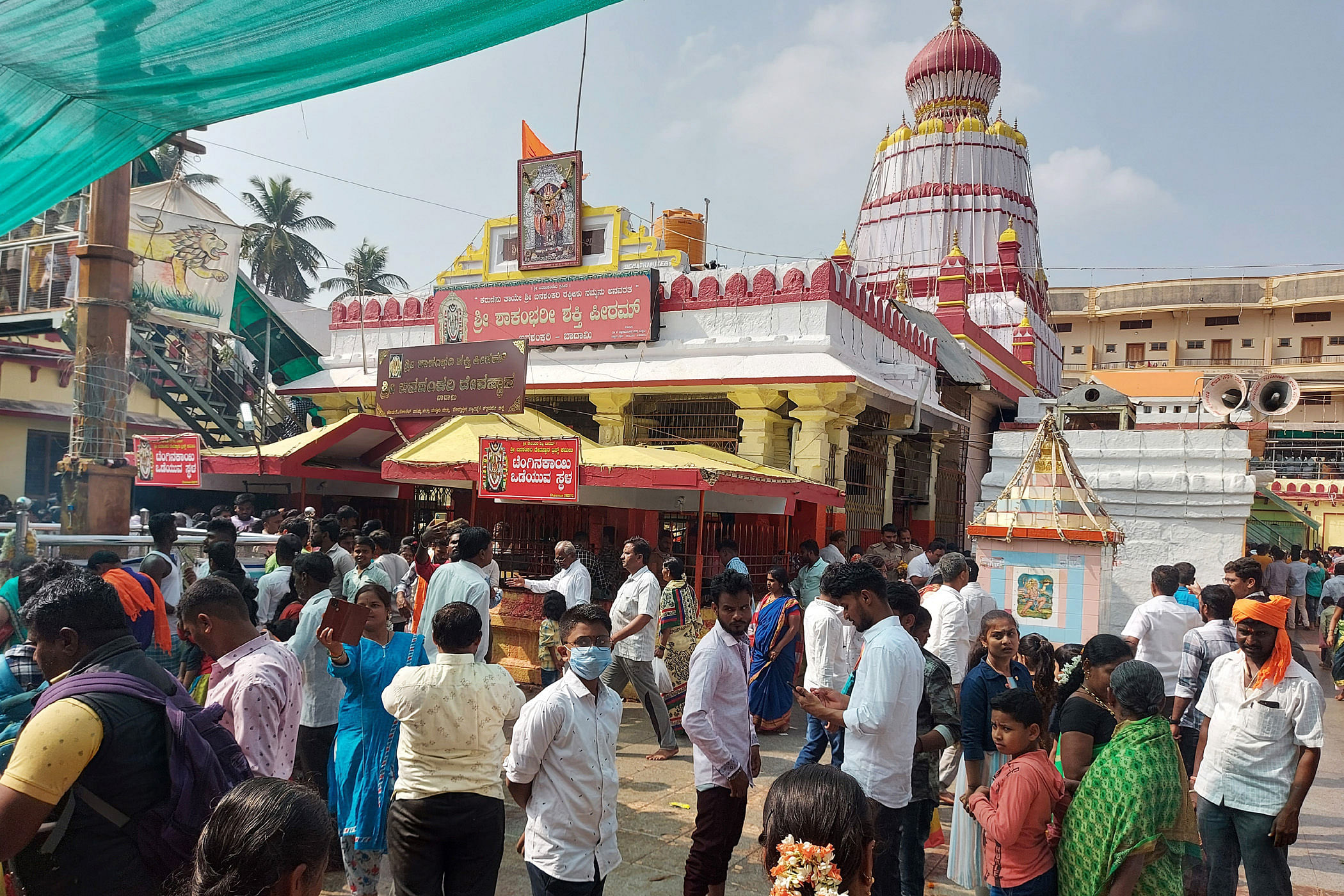 ಬಾದಾಮಿ ಸಮೀಪದ ಬನಶಂಕರಿ ದೇವಾಲಯದಲ್ಲಿ ಭಕ್ತಸ್ತೋಮ