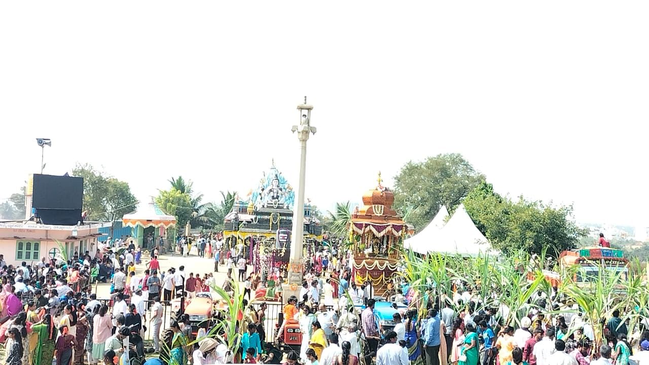 ಸೋಂಪುರ ಸಮೀಪದ ವರಾಹಸಂದ್ರದಲ್ಲಿ ಸೋಮವಾರ ಬಸವೇಶ್ವರ ಸ್ವಾಮಿ ದೇವರ ರಥೋತ್ಸವ ಸಂಭ್ರಮದಿಂದ ನೆರವೇರಿತು.