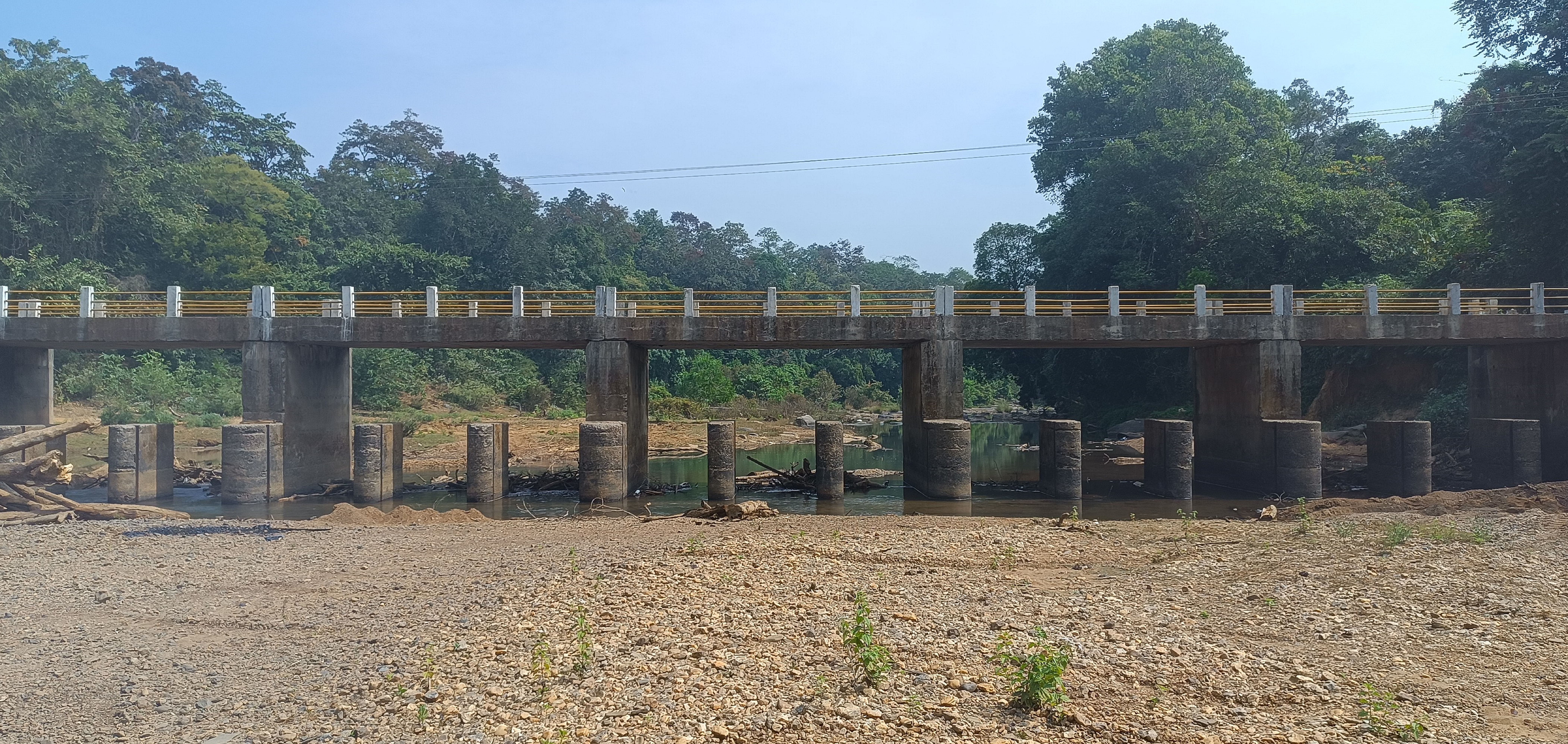 ಶಿರಸಿಯ ದೇವರಹೊಳೆ ಬಳಿ ಬರಿದಾಗಿರುವ ಕಿಂಡಿ ಅಣೆಕಟ್ಟು