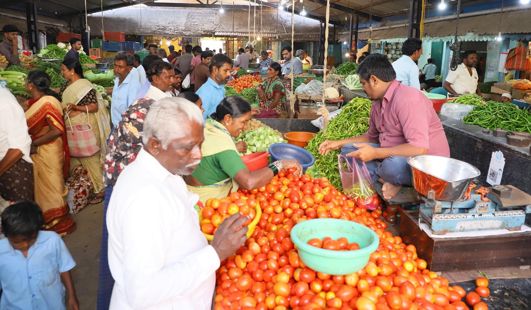 ರಾಯಚೂರಿನ ಉಸ್ಮಾನಿಯಾ ತರಕಾರಿ ಮಾರುಕಟ್ಟೆಯಲ್ಲಿ ತರಕಾರಿ ಮಾರಾಟ ಮಾಡುತ್ತಿರುವುದು