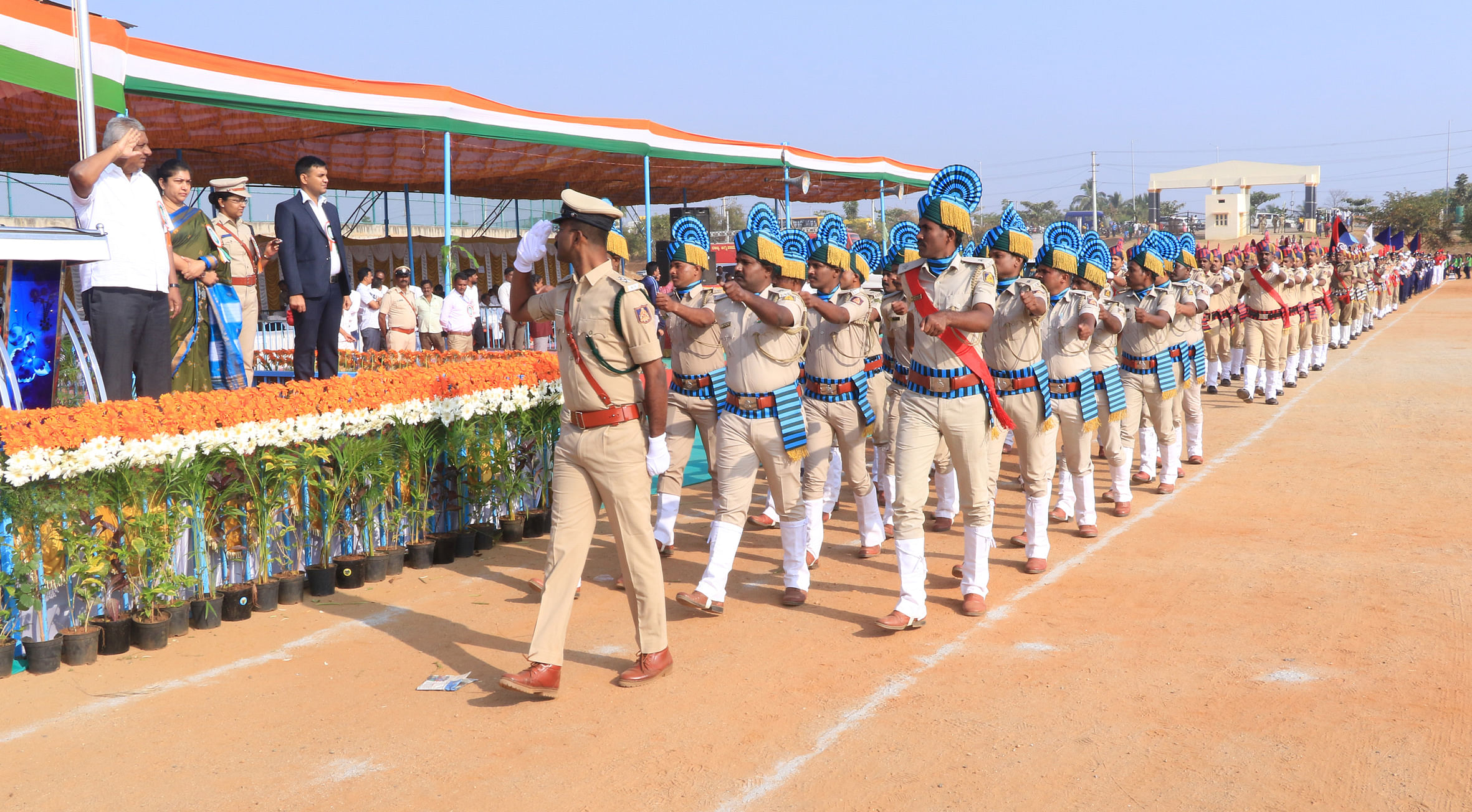 75ನೇ ಗಣರಾಜ್ಯೋತ್ಸವದ ಅಂಗವಾಗಿ ಧ್ವಜಾರೋಹಣ ನೆರವೇರಿಸಿದ ಜಿಲ್ಲಾ ಉಸ್ತುವಾರಿ ಸಚಿವ ಕೆ.ವೆಂಕಟೇಶ್‌ ಅವರು ಪೊಲೀಸ್‌ ತುಕಡಿಗಳಿಂದ ಗೌರವ ವಂದನೆ ಸ್ವೀಕರಿಸಿದರು