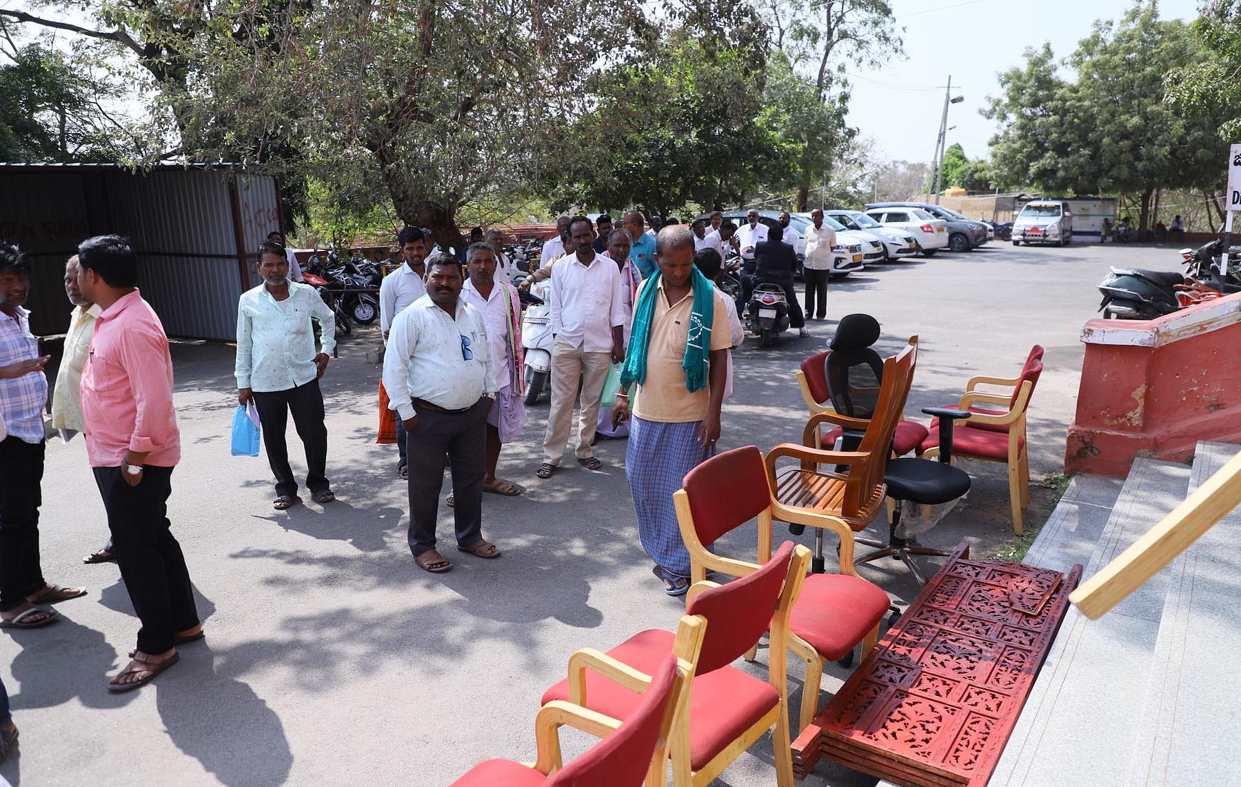 ರಾಯಚೂರಲ್ಲಿ ಉಪ ವಿಭಾಗಾಧಿಕಾರಿ ಕಚೇರಿಯ ಪಿಠೋಪಕರಣ ಜಪ್ತಿ ಮಾಡಲಾಗಿದೆ