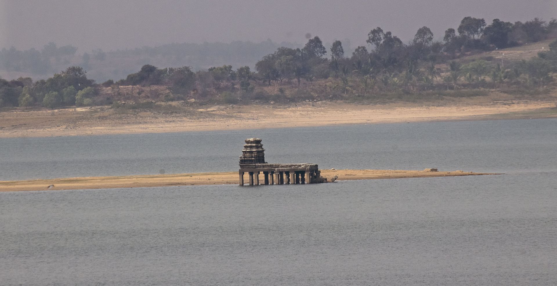 ಕೆಆರ್‌ಎಸ್‌ ಜಲಾಶಯದಲ್ಲಿ ನೀರಿನ ಮಟ್ಟ ದಿನೇ ದಿನೇ ಕುಸಿಯುತ್ತಿರುವ ಹಿನ್ನೆಲೆಯಲ್ಲಿ ಬೋರೆ ಆನಂದೂರು ಹಿನ್ನೀರು ಪ್ರದೇಶದಲ್ಲಿ ಮುಳುಗಿದ್ದ ನಾರಾಯಣಸ್ವಾಮಿ ದೇವಾಲಯ ಗೋಚರಿಸುತ್ತಿರುವುದು