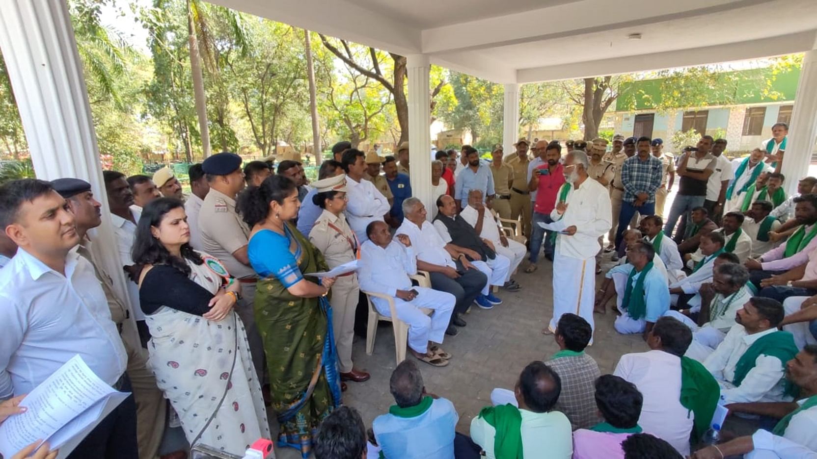 ಚಾಮರಾಜನಗರದ ಪ್ರವಾಸಿ ಮಂದಿರದಲ್ಲಿ ಧರಣಿ ನಿರತ ರೈತರನ್ನು ಜಿಲ್ಲಾ ಉಸ್ತುವಾರಿ ಸಚಿವ ಕೆ.ವೆಂಕಟೇಶ್‌, ಶಾಸಕ ಸಿ.ಪುಟ್ಟರಂಗಶೆಟ್ಟಿ, ಅಧಿಕಾರಿಗಳು ಭೇಟಿ ಮಾಡಿ ಅಹವಾಲು ಆಲಿಸಿದರು