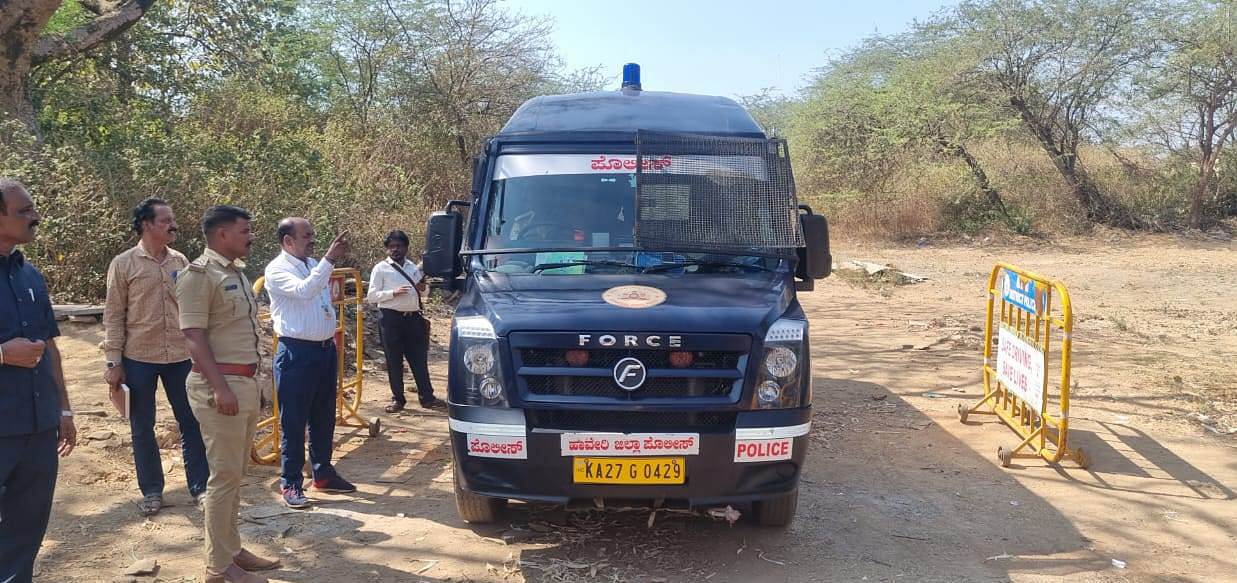 ಶಿಗ್ಗಾವಿ ಬಂಕಾಪುರ ಪಟ್ಟಣದ ಬಸ್ ನಿಲ್ದಾಣದ ಹತ್ತಿರದಲ್ಲಿರುವ ನೆಹರು ಗಾರ್ಡನ್ ಆವರಣದಲ್ಲಿ ಸೋಮವಾರ ಬೀಡು ಬಿಟ್ಟ ಪುರಸಭೆ ಹಾಗು ಪೊಲೀಸ್ ಅಧಿಕಾರಿಗಳ ತಂಡ.