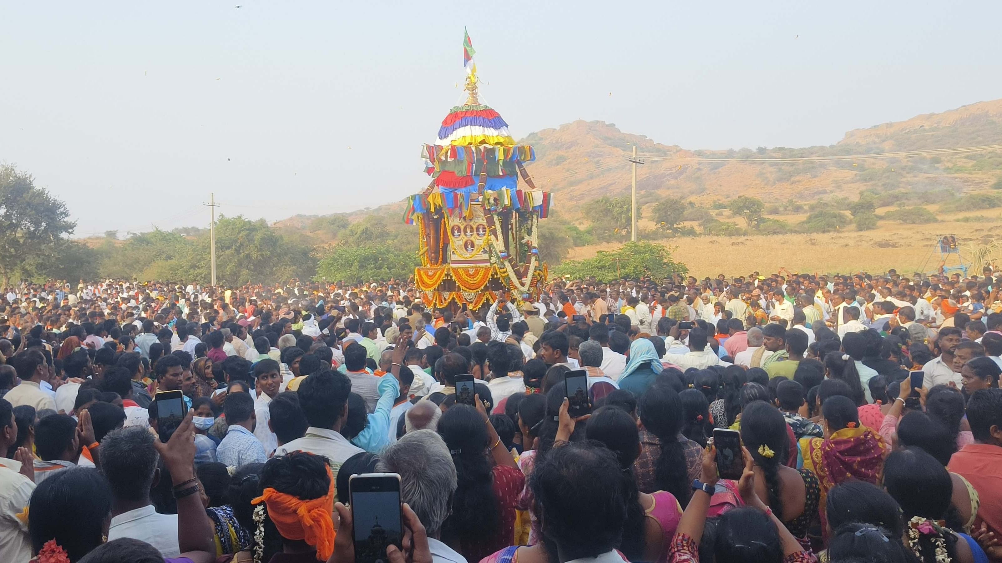 ಜಗಳೂರು ತಾಲ್ಲೂಕಿನ ಕಣ್ವಕುಪ್ಪೆ ಗವಿ ಮಠದಲ್ಲಿ ಸಂಕ್ರಾತಿ ದಿನದಂದು ಗುರು ಶಾಂತಲಿಂಗೇಶ್ವರ ರಥೋತ್ಸವ ಸಹಸ್ರಾರು ಭಕ್ತರ ಸಮ್ಮುಖದಲ್ಲಿ ನೆರವೇರಿತು