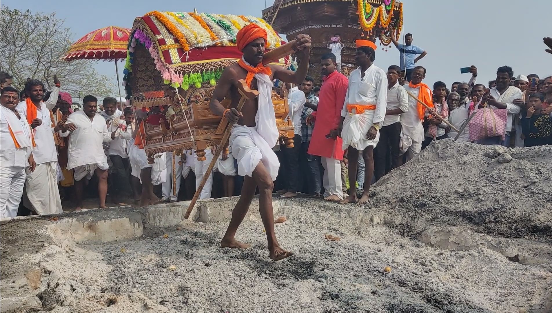 ಕಲಬುರಗಿಯ ಯಡ್ರಾಮಿ ತಾಲ್ಲೂಕಿನ ಕಡಕೋಳದಲ್ಲಿ ಕಡಕೋಳ ಮಡಿವಾಳಪ್ಪನವರ ಜಾತ್ರೆಯ ಅಂಗವಾಗಿ ಪಲ್ಲಕ್ಕಿಯೊಂದಿಗೆ ಅಗ್ನಿ ಕುಂಡ ಹಾಯ್ದ ಭಕ್ತರು