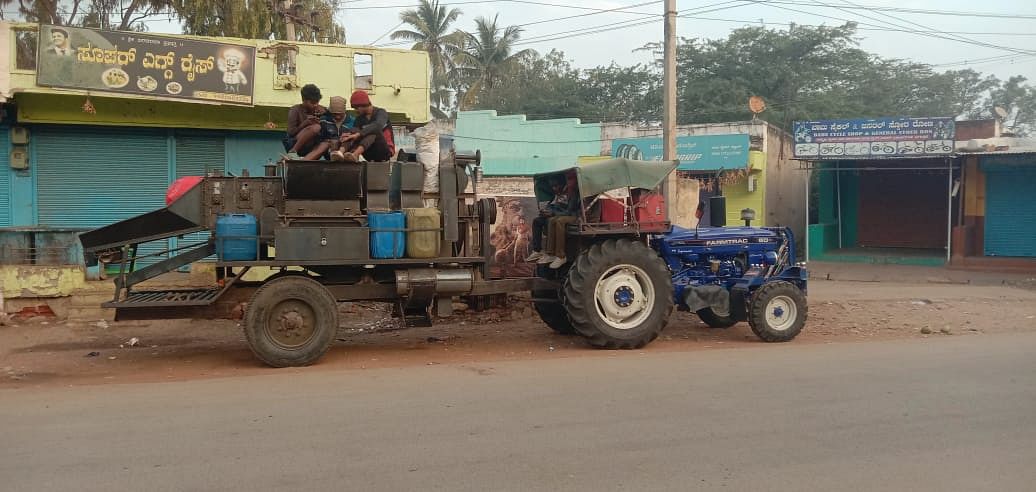 ರೋಣ ನಗರದ ಬೀದಿಗಳಲ್ಲಿ‌ ನಿಂತಿರುವ ಉತ್ತರ ಭಾರತದ ಬೃಹತ್ ವಕ್ಕಣೆ ಯಂತ್ರ