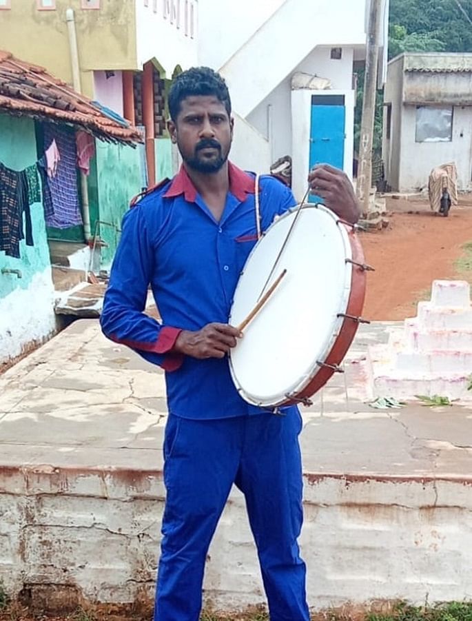 ತಮಟೆ ಬಾರಿಸುವುದರಲ್ಲಿ ನಿರತ ಮುದ್ದಯ್ಯ