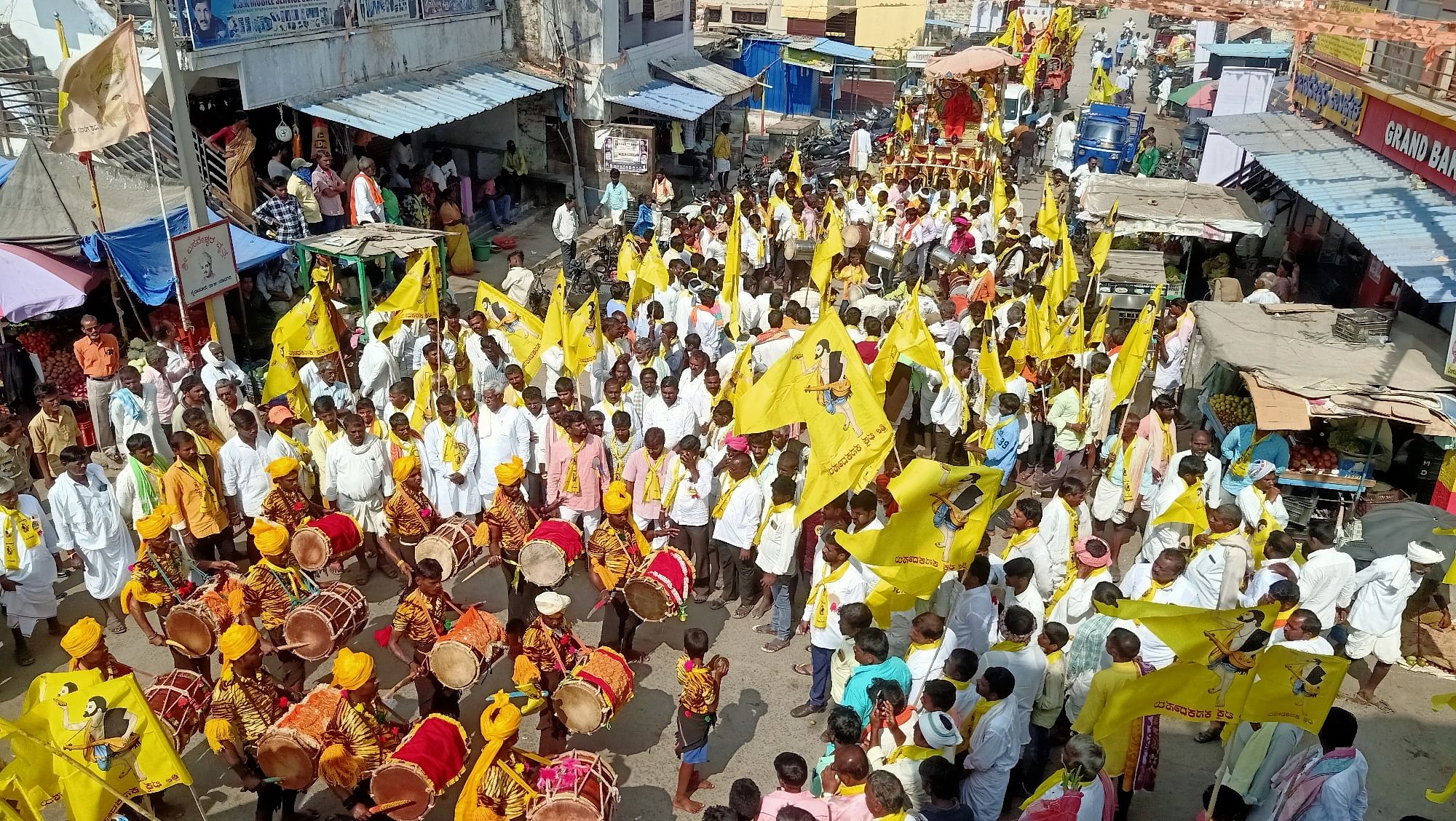 ಸೈದಾಪುರ ಪಟ್ಟಣದಲ್ಲಿ ಜರುಗಿದ ಕನಕದಾಸರ ಮೂರ್ತಿ ಲೋಕಾರ್ಪಣೆ ಹಾಗೂ ಕುರುಬರ ಜಾಗೃತಿ ಸಮಾವೇಶದಲ್ಲಿ ಭಾಗವಹಿಸಿದ ಜನರು